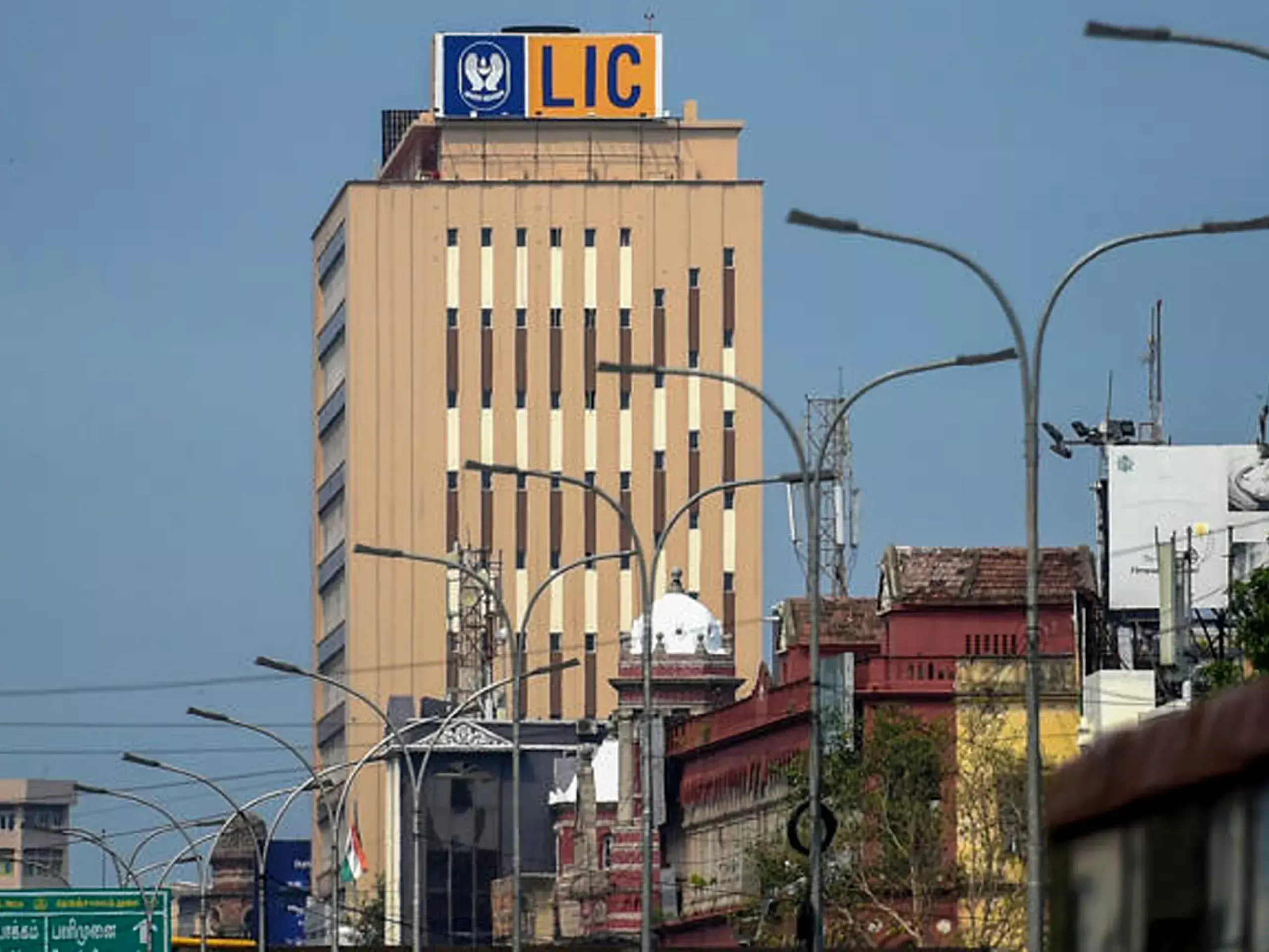 lic expects income tax refund of rs 25,464 crore in q4