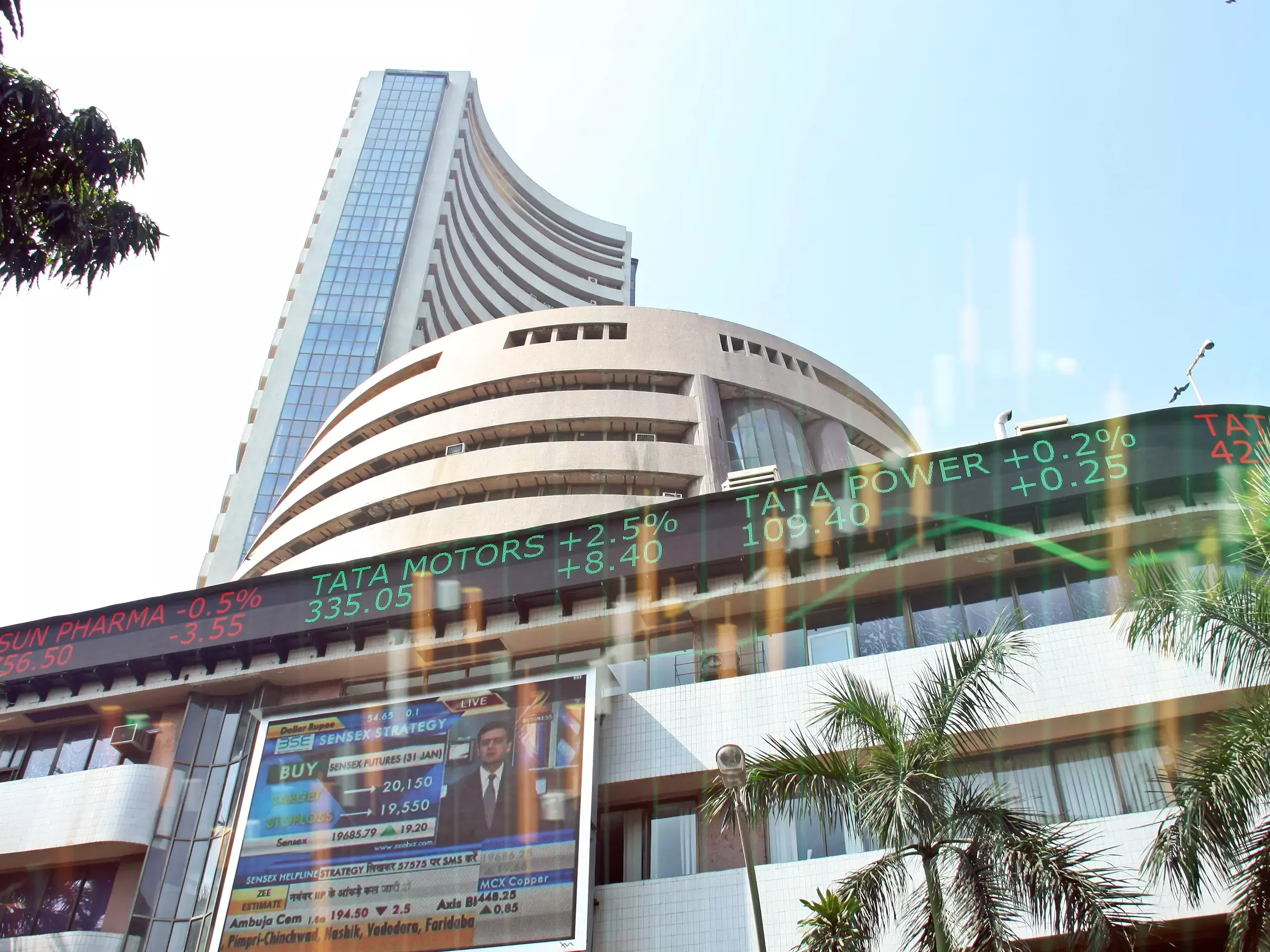 Domestic trade started on a positive note