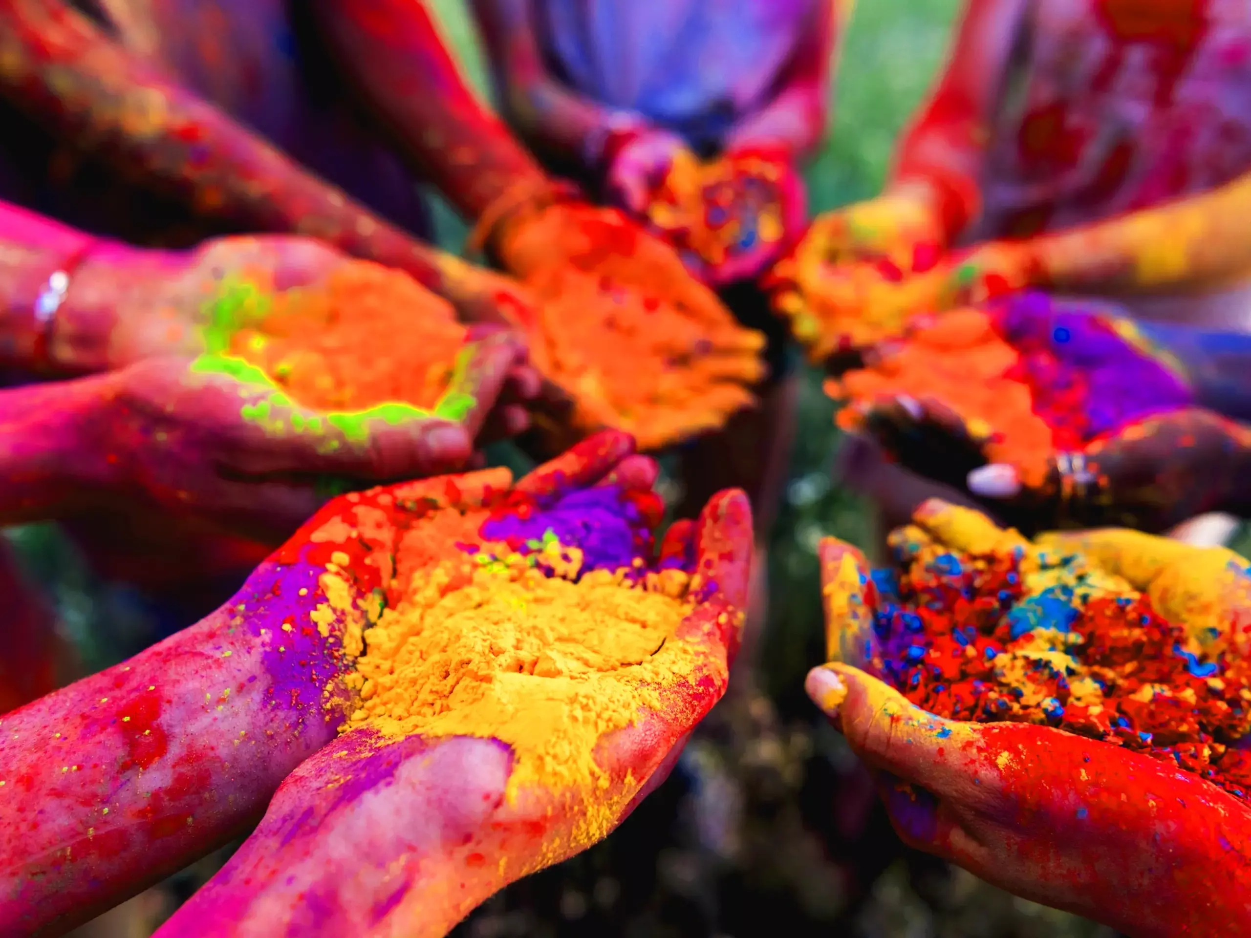 വരാനിരിക്കുന്നത് ഹോളി; യാത്രാ  ബുക്കിംഗുകളില്‍ അഞ്ചിരട്ടി വര്‍ധന