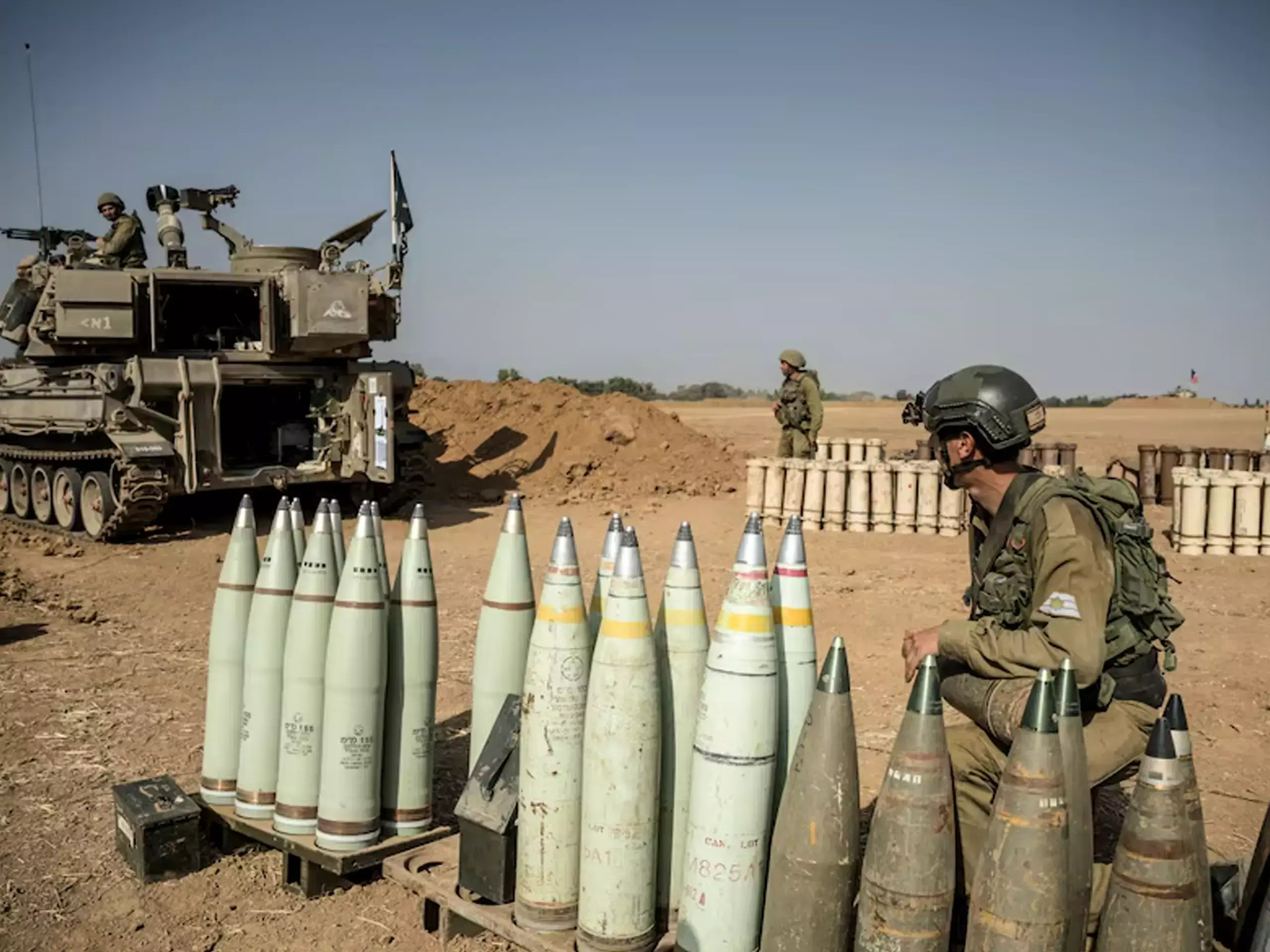 യുദ്ധത്തിനിടയില്‍ ബോംബുവില്‍പ്പനക്കാരനായി യുഎസ്