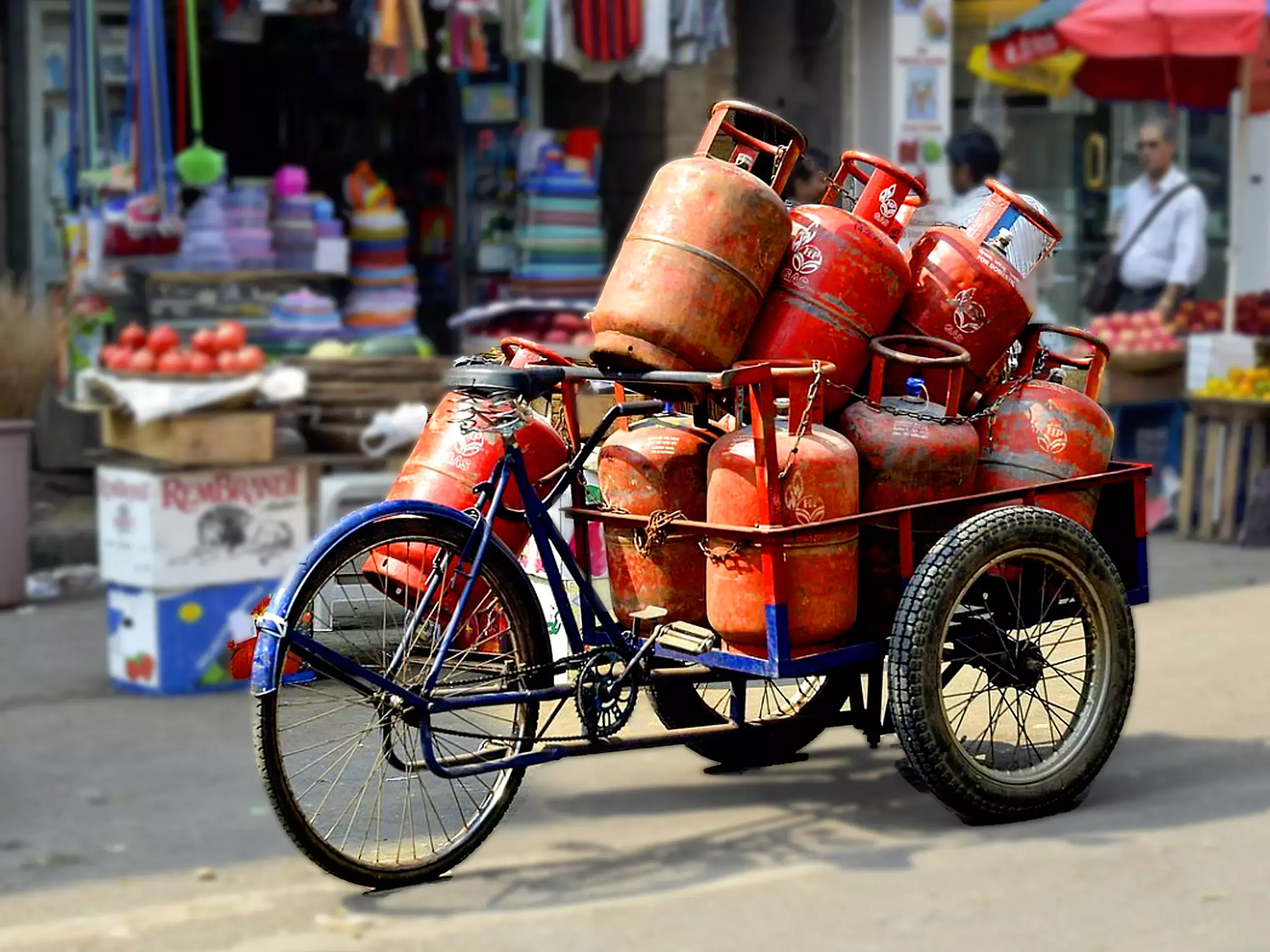 തിരഞ്ഞെടുപ്പ് അടുത്തു; വാണിജ്യ സിലിണ്ടറുകള്‍ക്ക വില കുറച്ചു
