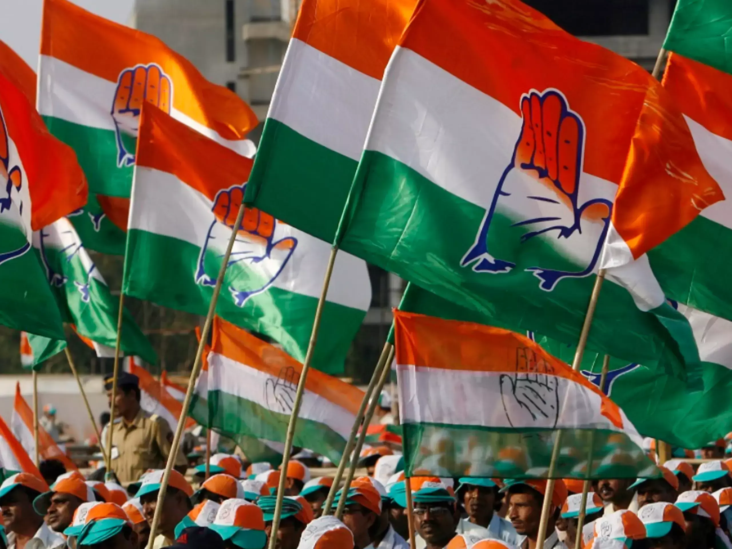 അപായ മണികള്‍ മുഴക്കി സമ്പദ് വ്യവസ്ഥ; കുടുംബങ്ങള്‍ കടക്കെണിയിലേക്ക്