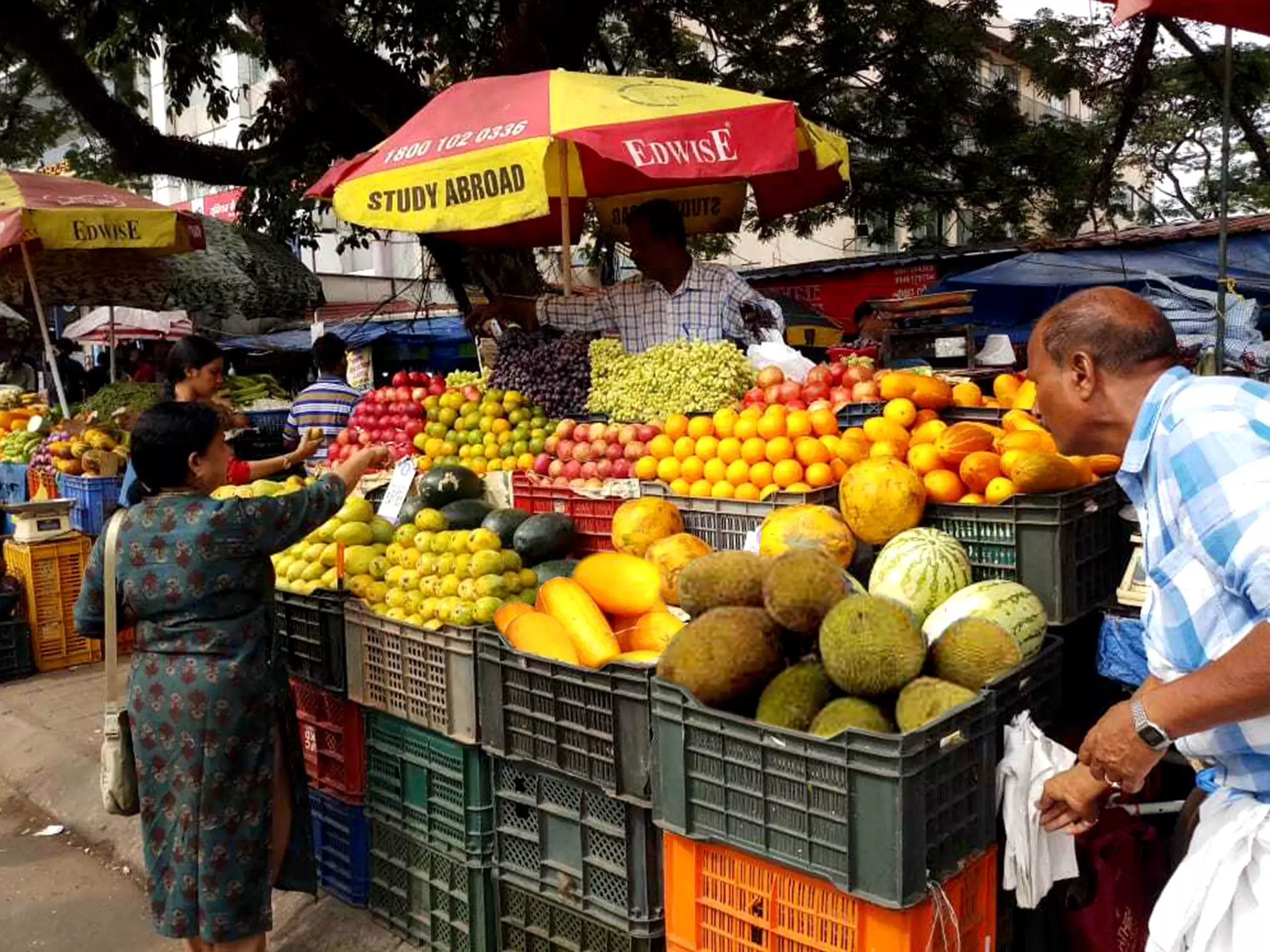 വിഷുക്കണിയൊരുക്കാന്‍ നാടും നഗരവും ഒരുങ്ങി