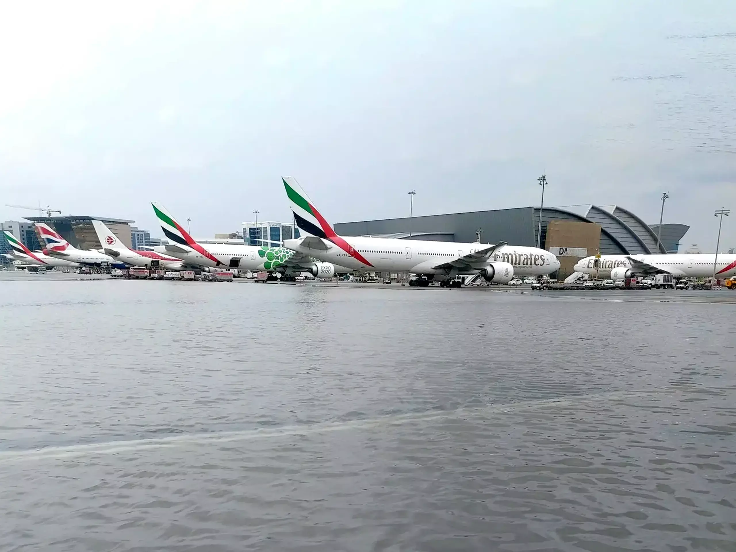 യുഎഇയില്‍ കനത്ത മഴ:പതിനേഴ് വിമാനങ്ങള്‍ റദ്ദാക്കി;മൂന്നെണ്ണം വഴിതിരിച്ചുവിട്ടു