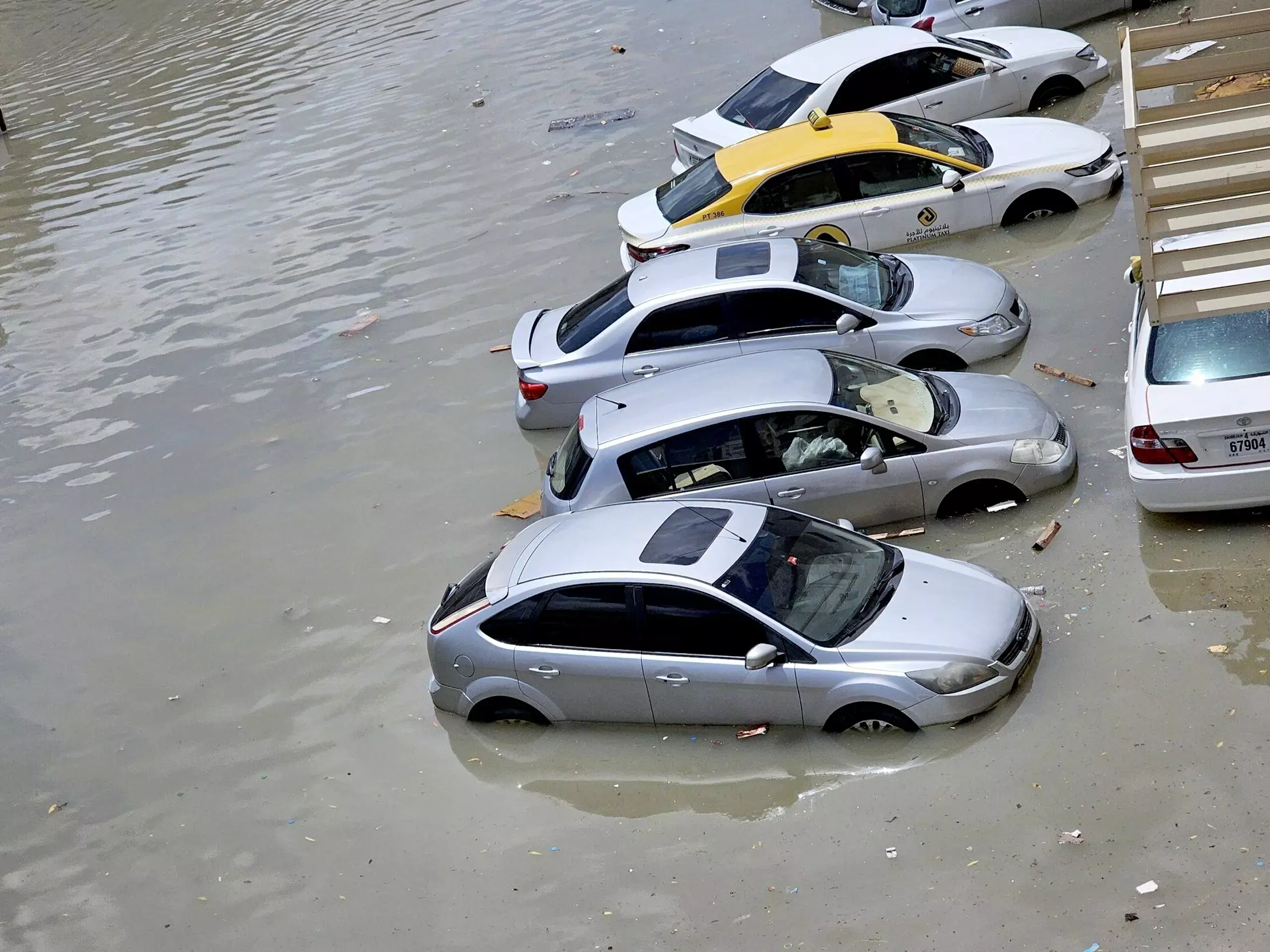 മഴക്കെടുതിയില്‍ വലഞ്ഞ് യുഎഇ;വന്‍ സാമ്പത്തിക നഷ്ടം;ജനങ്ങള്‍ ദുരിതത്തില്‍