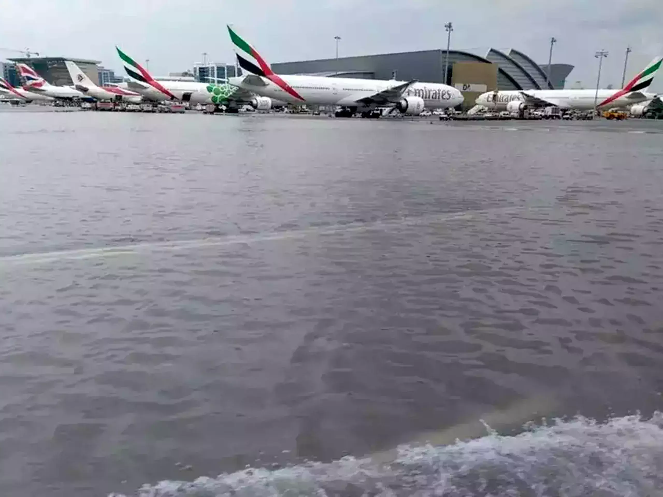 heavy rain, 1244 flights canceled from dubai airport
