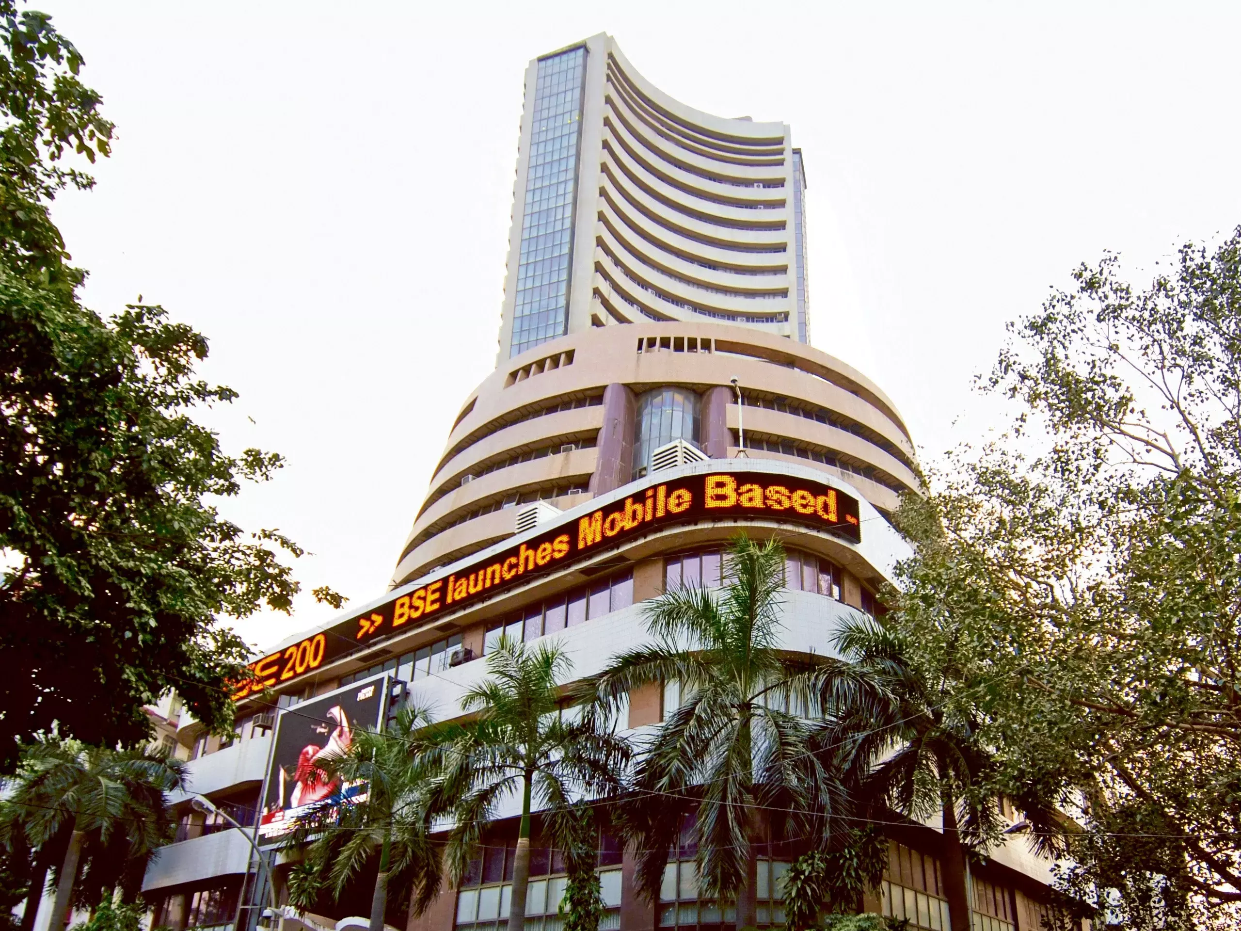 ചാഞ്ചാട്ടത്തിനൊടുവിൽ 120 പോയിന്റ് ഇടിഞ്ഞ് സെൻസെക്സ്; 22,200 മുറുകെ പിടിച്ച് നിഫ്റ്റി