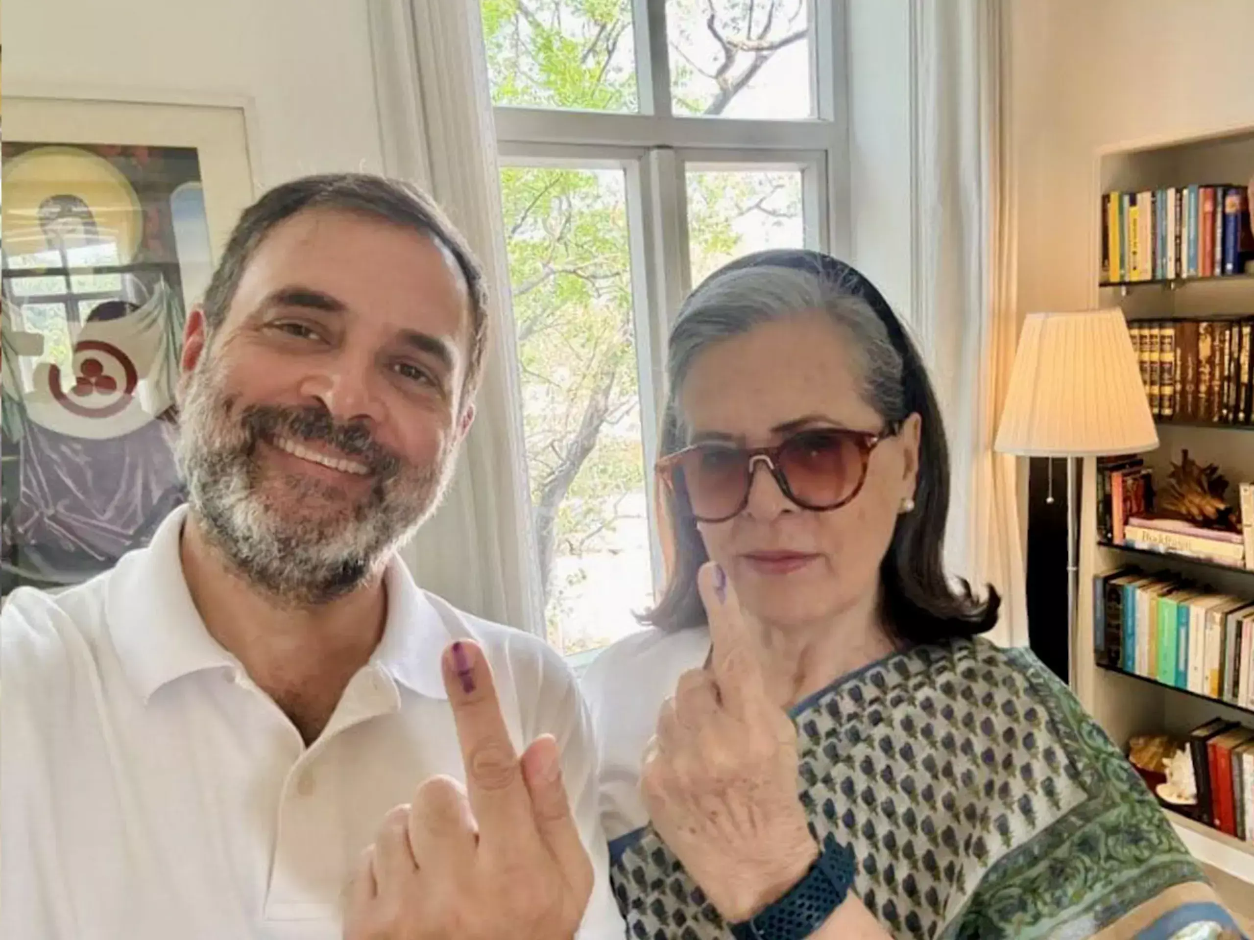 സോണിയയും രാഹുലും വോട്ട് രേഖപ്പെടുത്തി