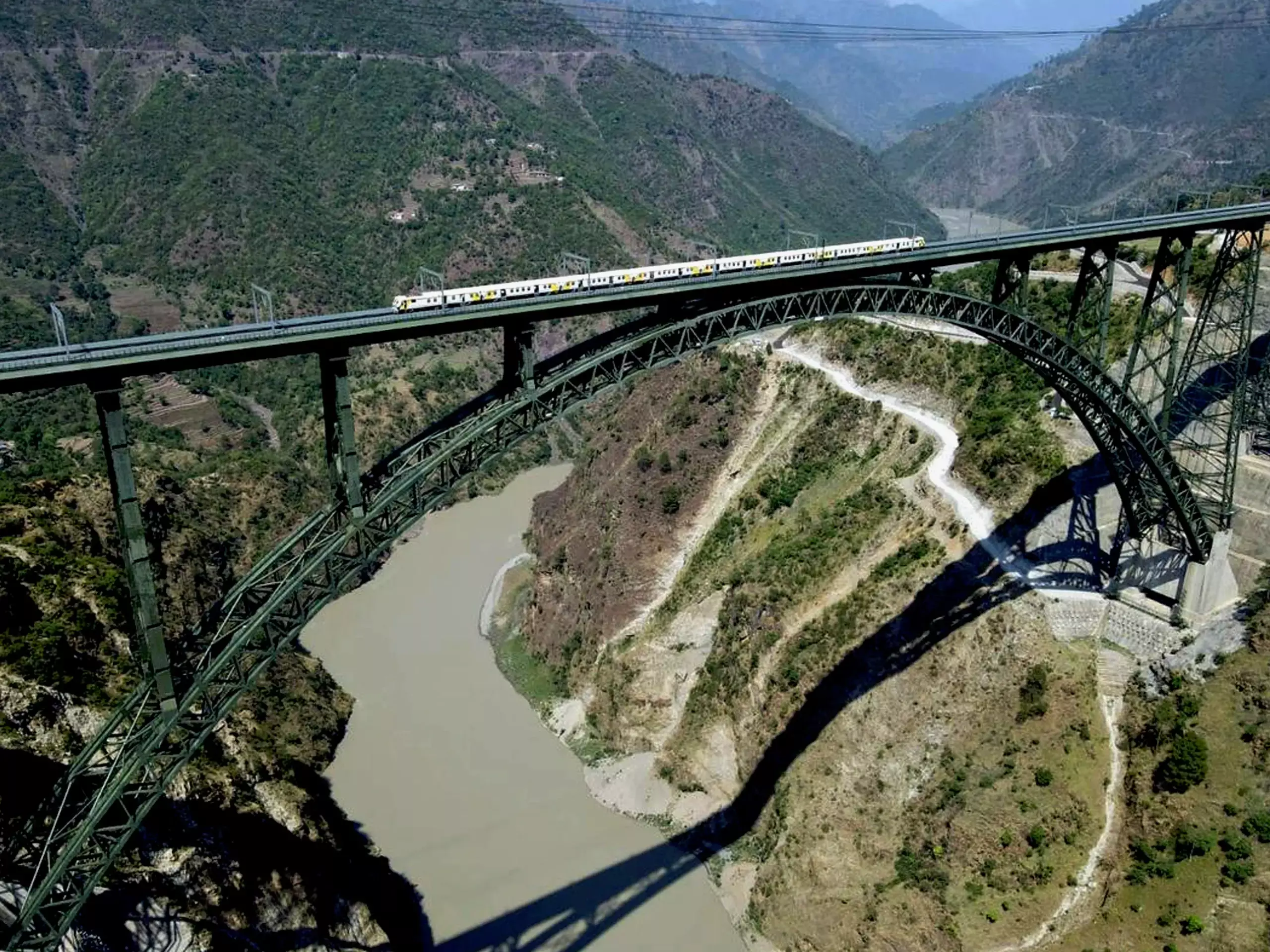 ചെനാബ് റെയില്വേ പാലത്തിലെ ട്രയല് റണ് വിജയകരം ചെനാബ് റെയില്വേ പാലത്തിലെ ട്രയല് റണ് വിജയകരം