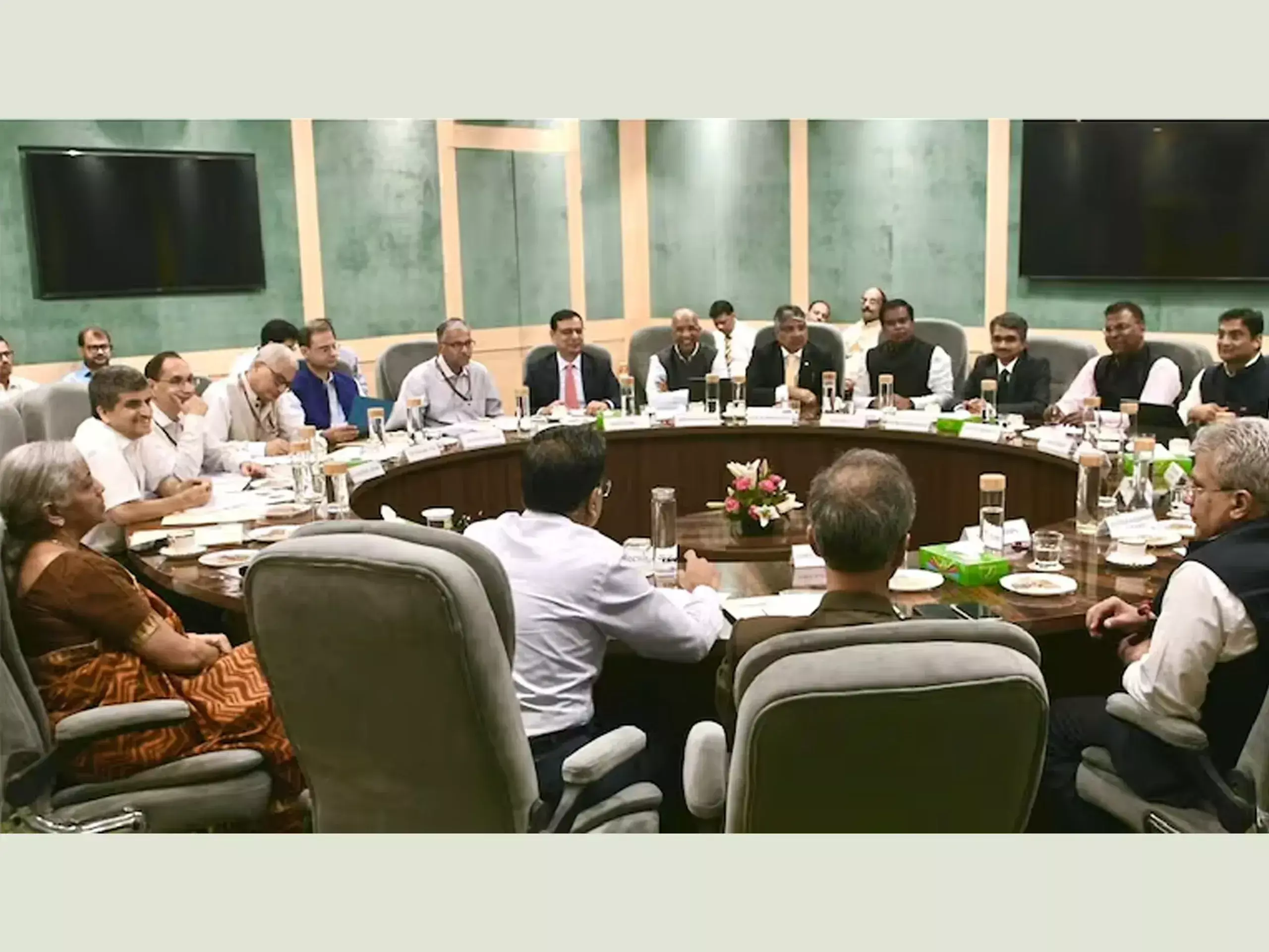 multilingual schools should be established for global job opportunities