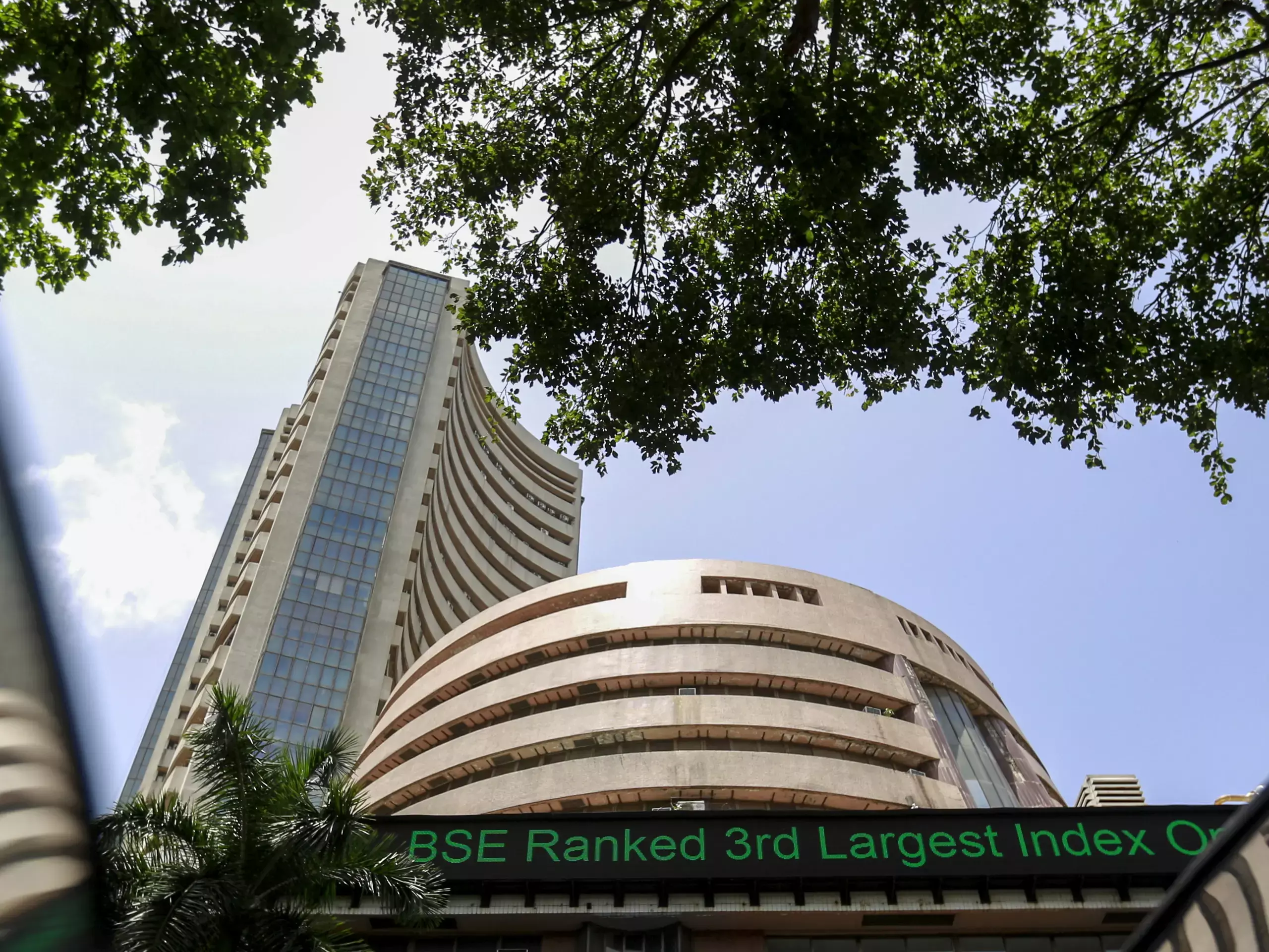 കരുത്തരായി ഐടി, ബാങ്കിംഗ് ഓഹരികൾ; സെൻസെക്സും നിഫ്റ്റിയും പുതിയ റെക്കോർഡിൽ