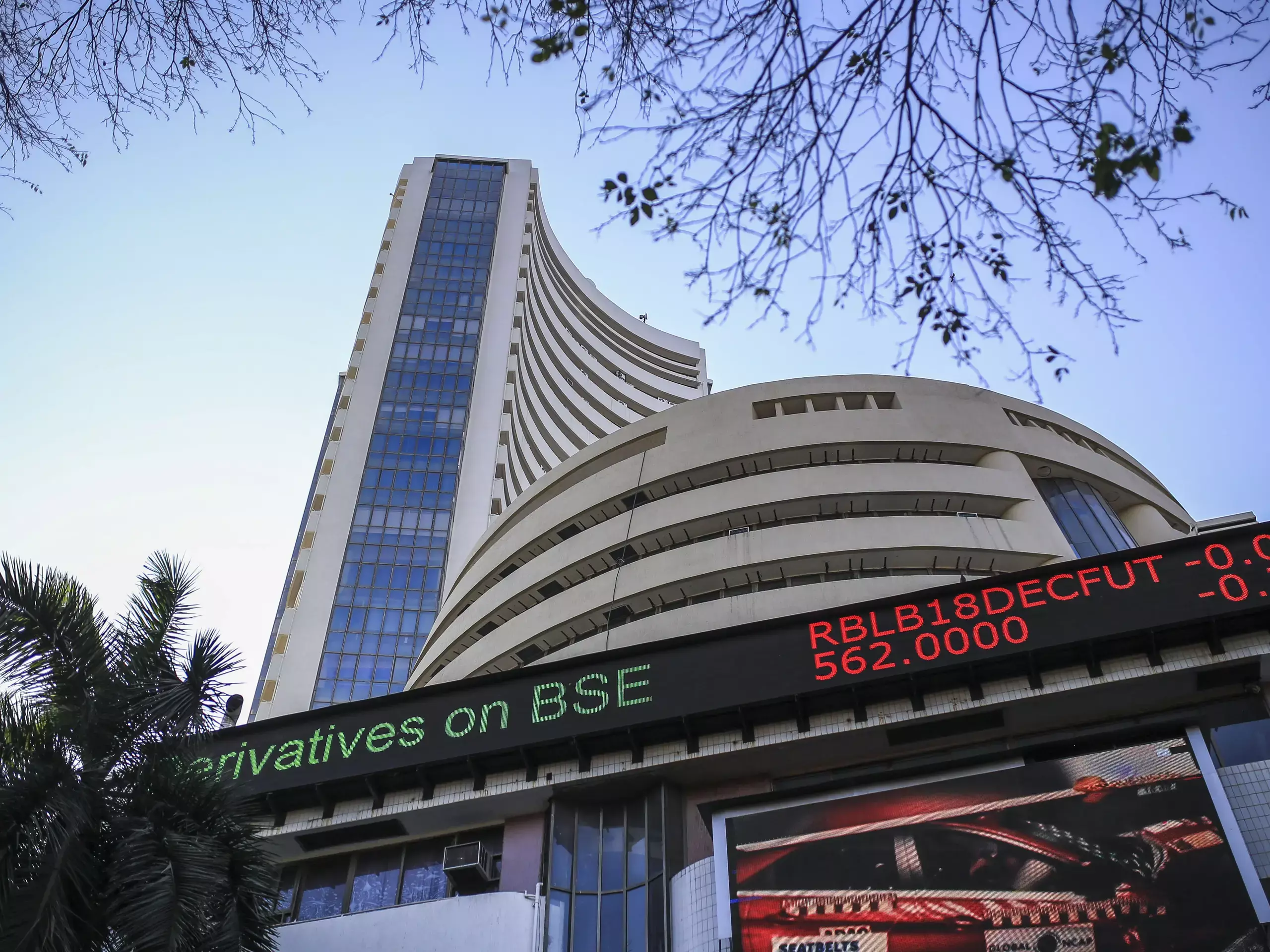 ബജറ്റിന് മണിക്കൂറുകൾ ബാക്കി; ശോകമൂകമായി ദലാൽ തെരുവ് ബജറ്റിന് മണിക്കൂറുകൾ ബാക്കി; ശോകമൂകമായി ദലാൽ തെരുവ്