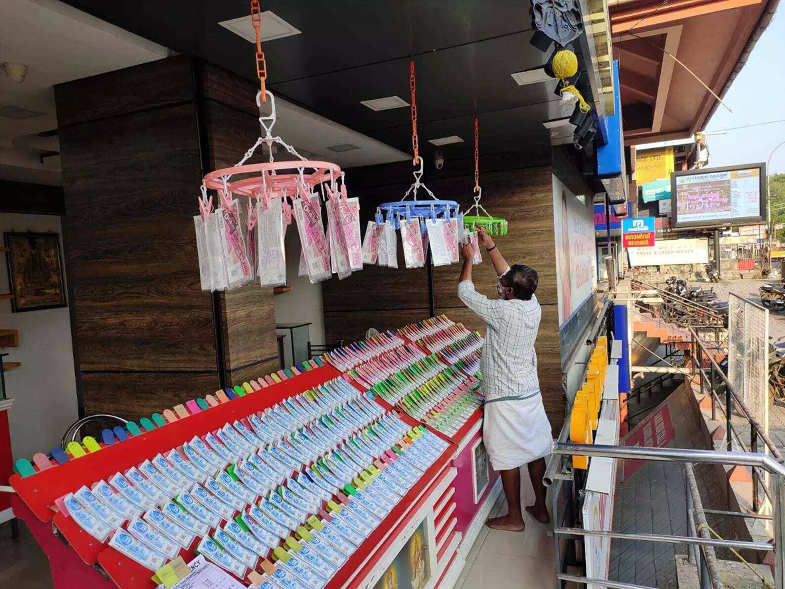 ഭാഗ്യക്കുറി ഏജന്റുമാര്‍ക്കും വില്‍പ്പനക്കാര്‍ക്കും ഉത്സവബത്ത; 26.67 കോടി അനുവദിച്ച് ധനവകുപ്പ്