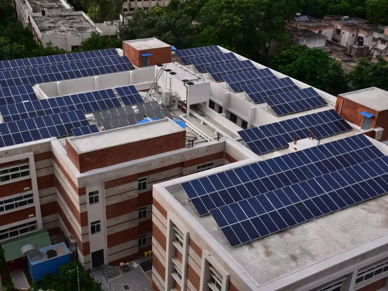 solar roof top project in gujarat to government buildings