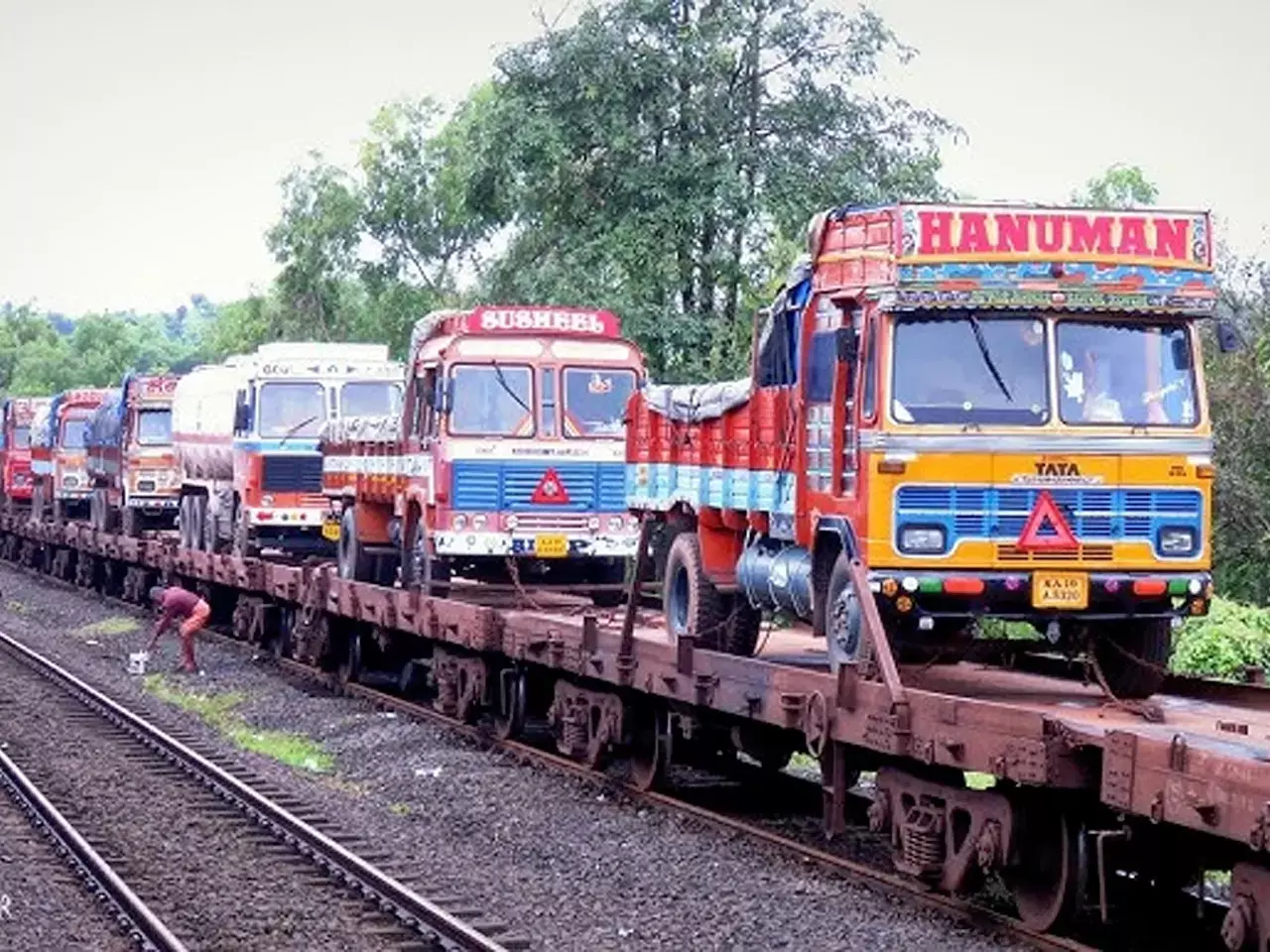 trucks go by train, government to expand service