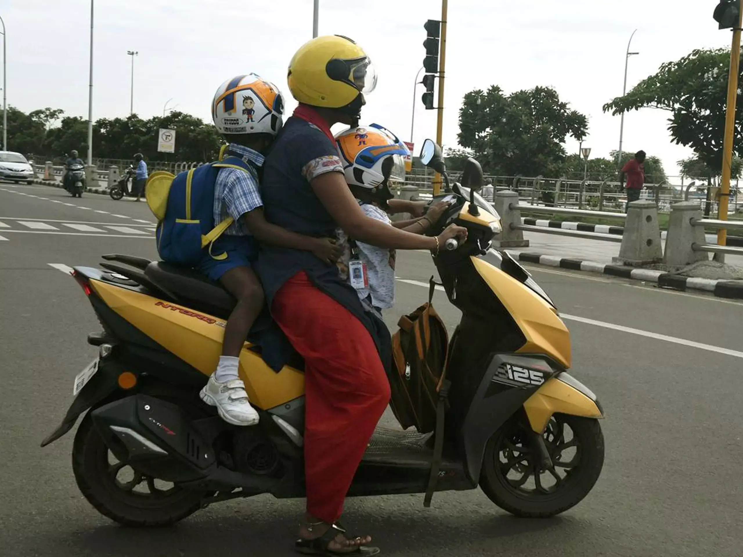 കുട്ടികൾക്ക് ഹെൽമറ്റ് നിർബന്ധം, കാറുകളിൽ പ്രത്യേക സീറ്റ്:പാലിച്ചില്ലെങ്കില്‍ പിഴ