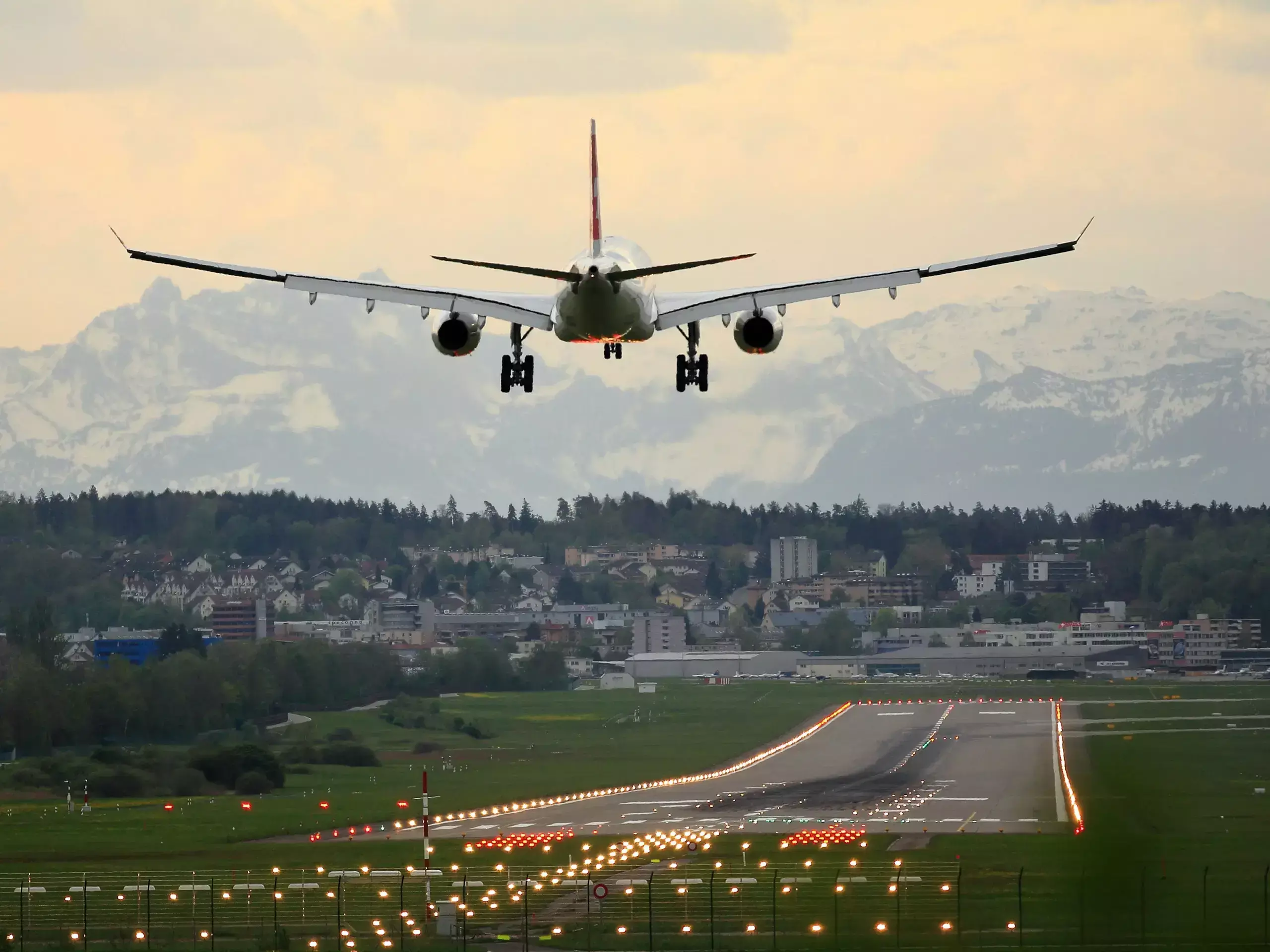 ദീപാവലി; ആഭ്യന്തര റൂട്ടുകളില്‍   വിമാന നിരക്ക് കുറയുന്നു