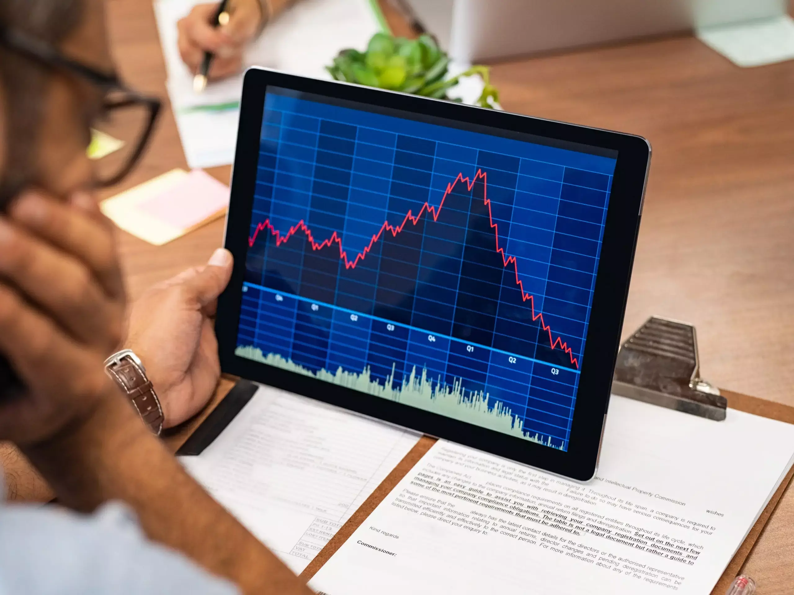 ചാഞ്ചാട്ടത്തിനൊടുവിൽ ചുവപ്പണിഞ്ഞ് വിപണി: 25,000 വിടാതെ നിഫ്റ്റി