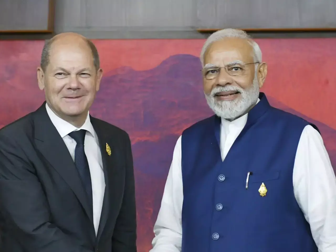 scholes calls for political solutions to global conflicts