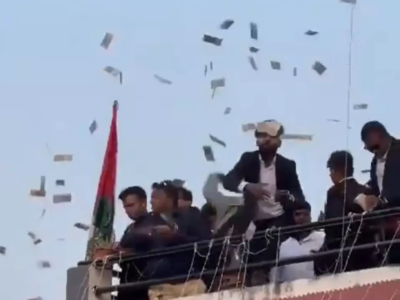 nearly twenty lakhs were looted on the wedding procession in siddharth nagar