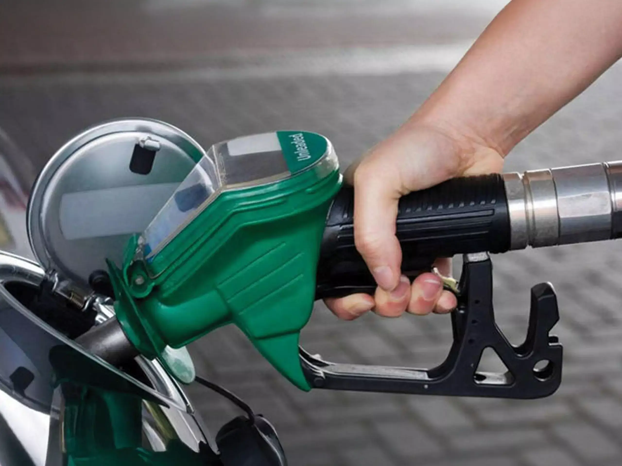 Dubai News ; 2026 തിരിച്ചടിയാകുമോ? ദുബായില്‍ ഇന്ധന വിലയില്‍ മാറ്റം വന്നേക്കും