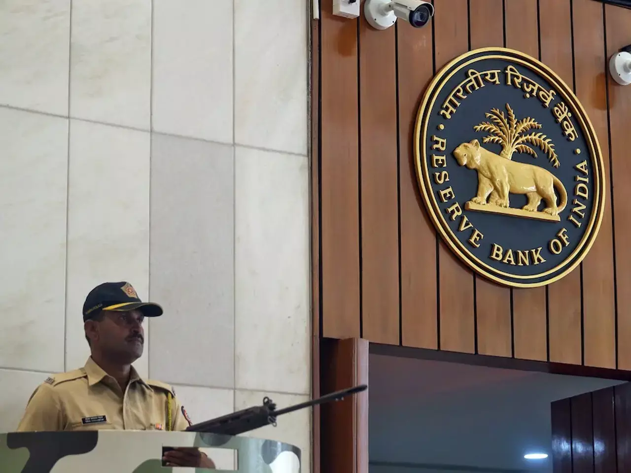 bomb threat to reserve bank and schools