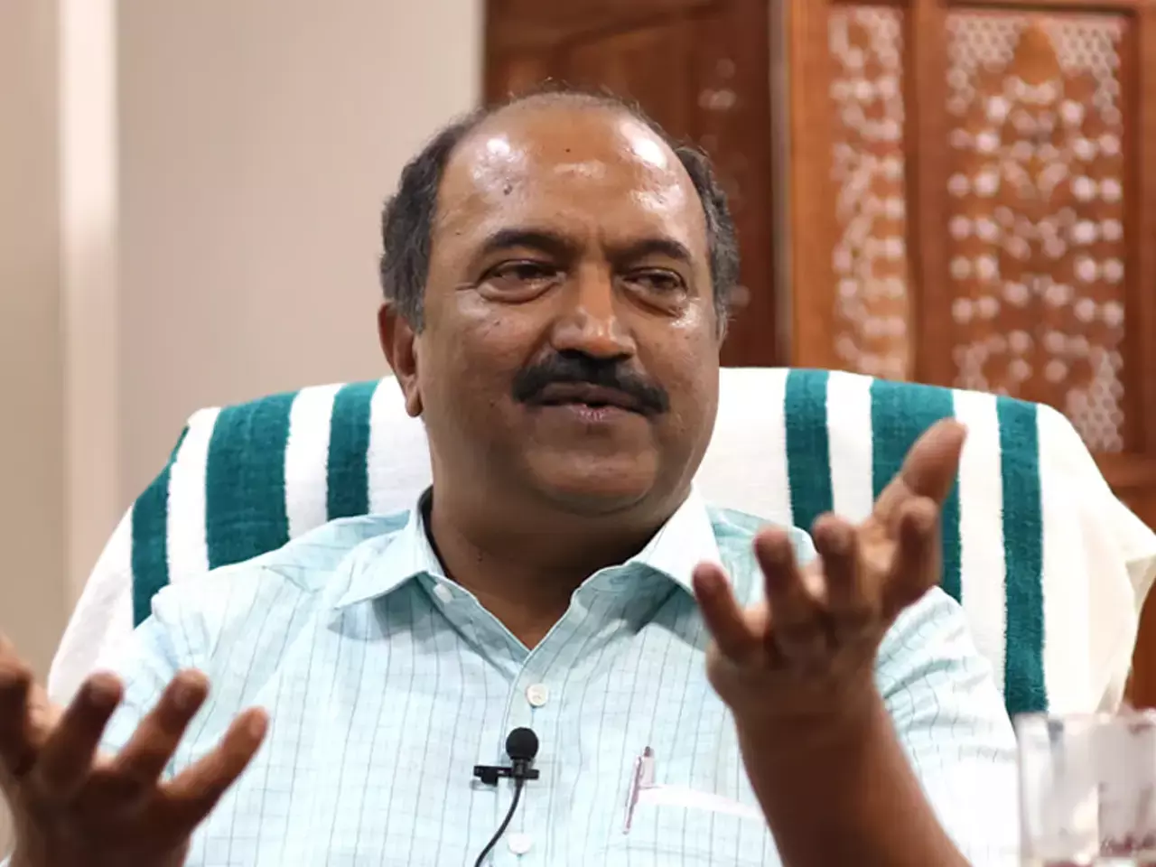 kerala criticizes the center govt for funding rescue operations