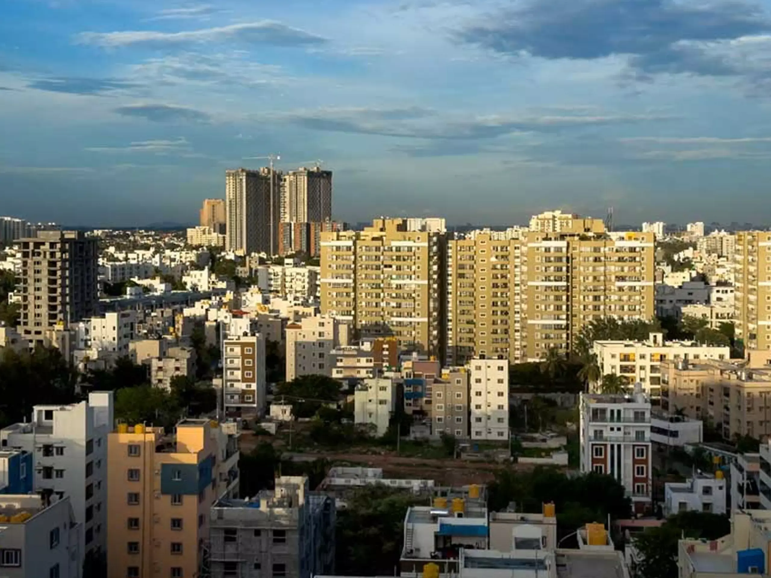 നോയിഡ എക്സ്പ്രസ് വേയിലും  ബെംഗളൂരുവിലും ഭവനവില കുതിക്കുന്നു