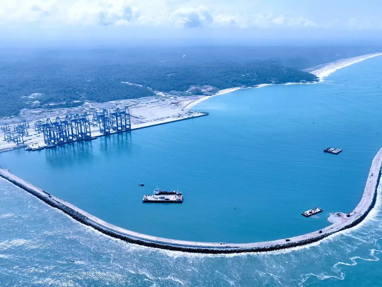 for the first time, 3 ships arrived at vizhinjam at the same time