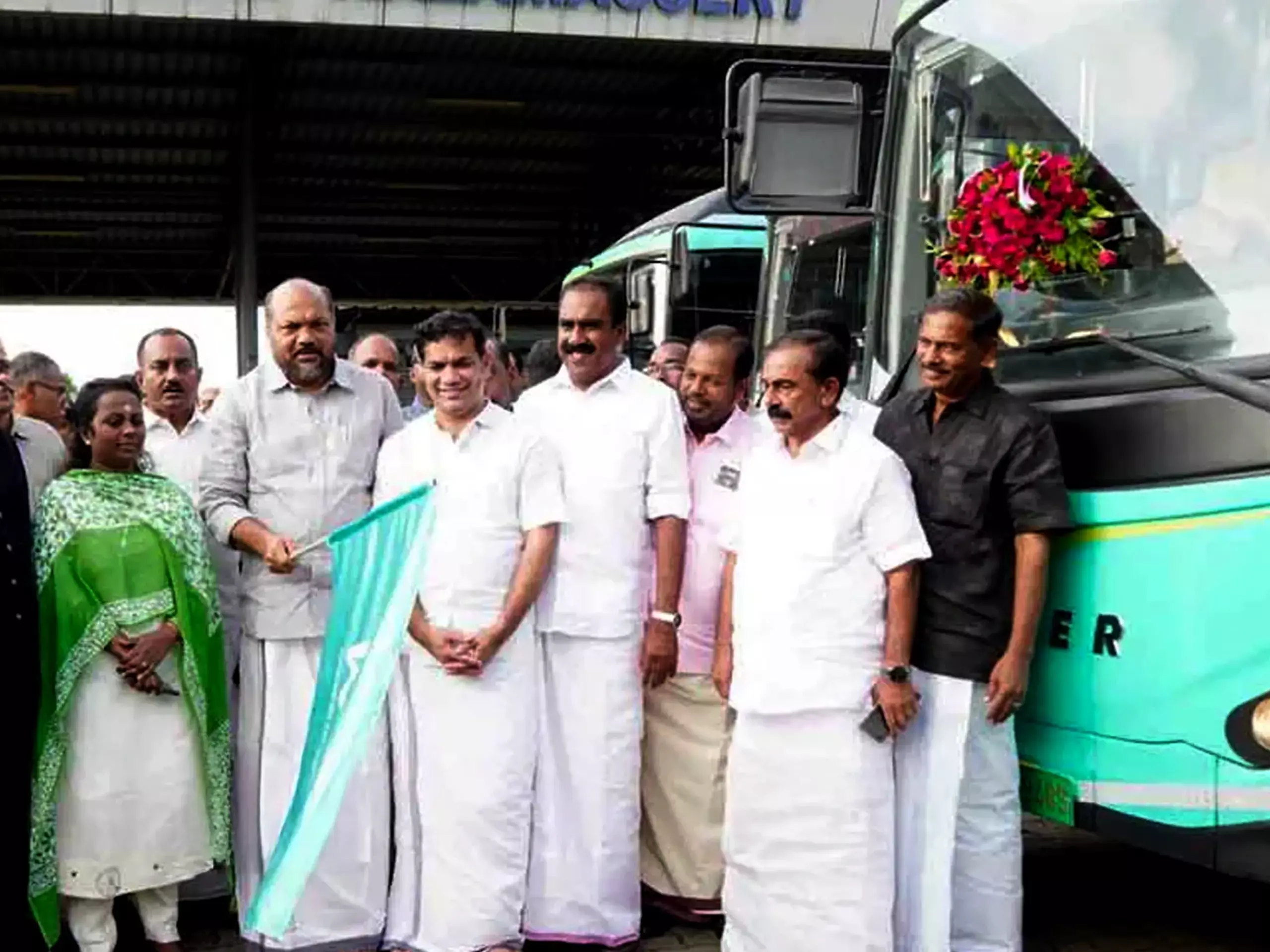 മിനിമം നിരക്ക് 20 രൂപ; മെട്രോ ബസ് സര്‍വ്വീസിന് തുടക്കം, സർവീസുകളും സമയക്രമവും അറിയാം