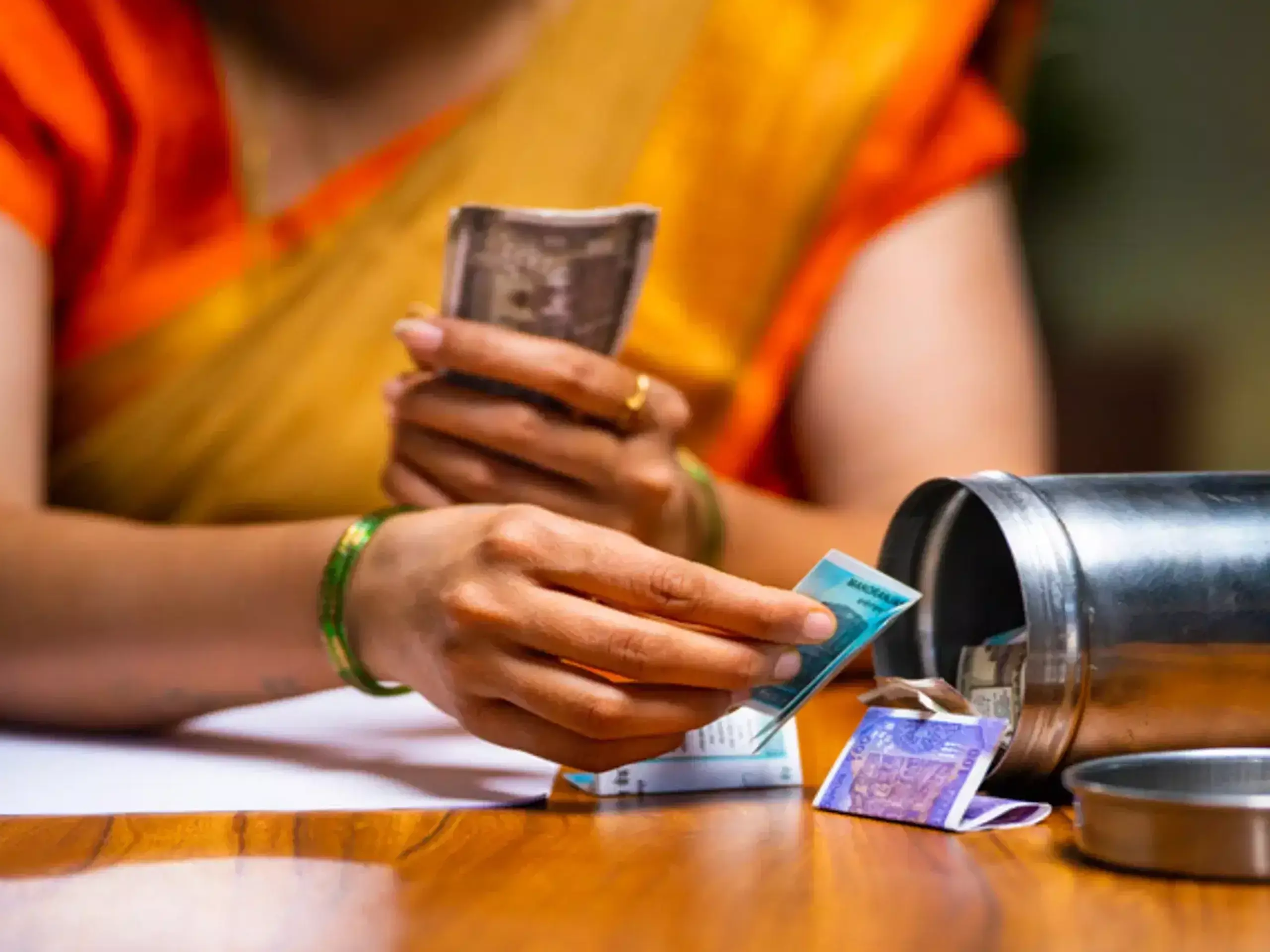 ഗാര്‍ഹിക സമ്പാദ്യം ഇടിയുന്നു; വില്ലന്‍   സുരക്ഷിതമല്ലാത്ത പേഴ്‌സണല്‍ ലോണ്‍