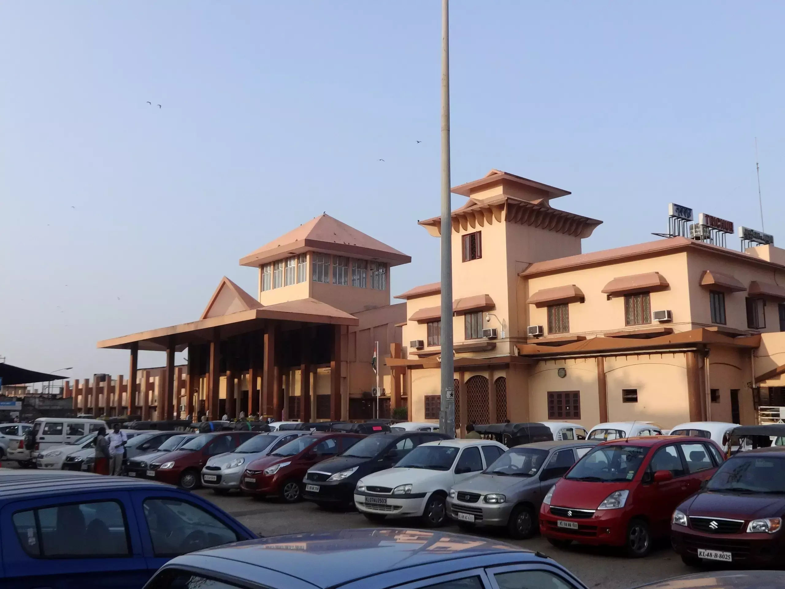 പാർക്കിങ് നിരക്ക് വർധിപ്പിച്ച് റെയിൽവേ; ഹെൽമെറ്റ് സൂക്ഷിക്കണമെങ്കിൽ ഇനി 10 രൂപ നൽകണം