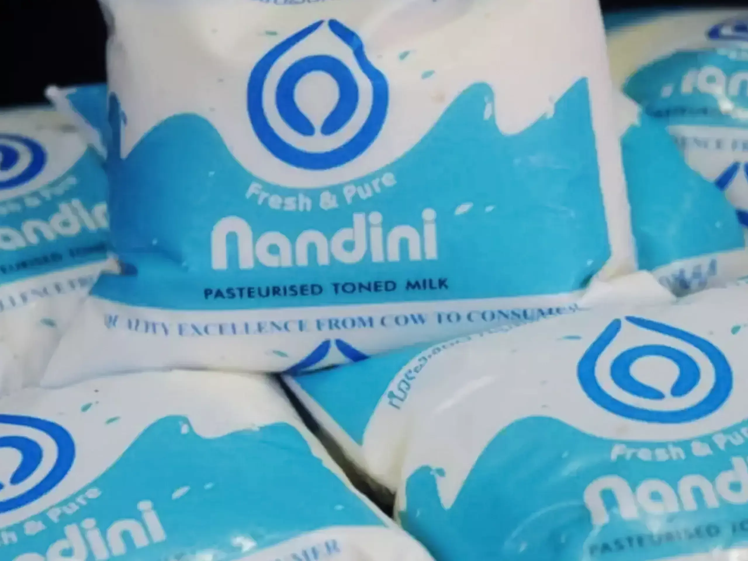 കർണാടകയിൽ പാൽ വില കൂട്ടി; കേരളത്തിൽ വില വ‍ർധിപ്പിക്കില്ലെന്ന് ചെയർമാൻ