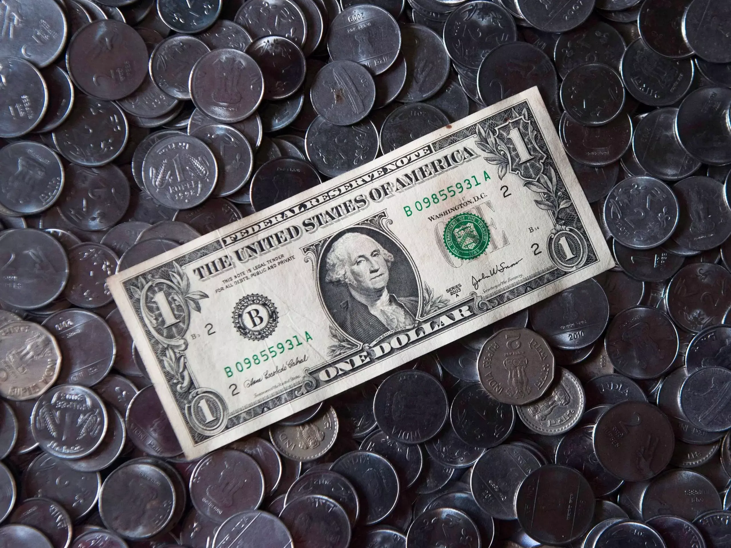 തകർന്നടിഞ്ഞ് ഓഹരി വിപണി, രൂപയ്ക്ക് 32 പൈസയുടെ നഷ്ടം