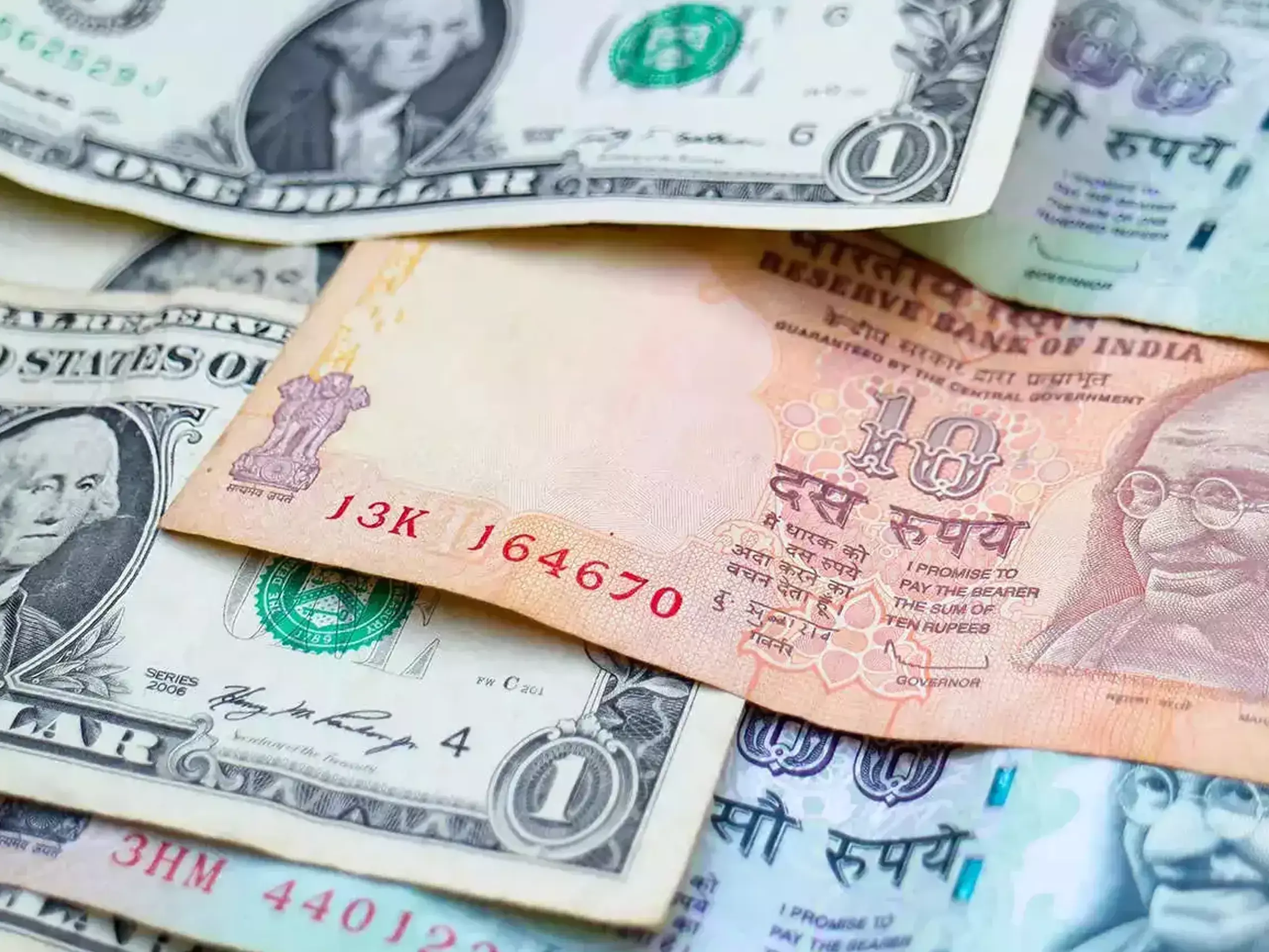 രൂപയുടെ മൂല്യം ഉയര്‍ന്നു, ഓഹരി വിപണി റെഡില്‍