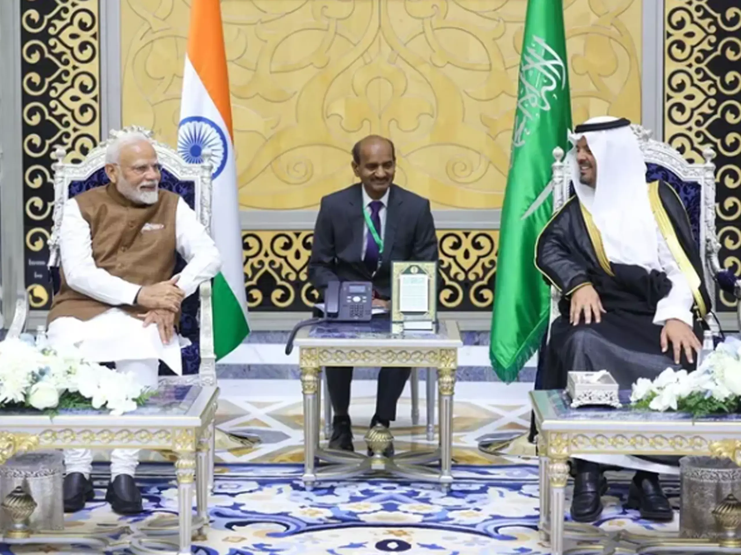 പ്രധാനമന്ത്രി സൗദി അറേബ്യയില്‍;   ജിദ്ദയില്‍ ഊഷ്മള വരവേല്‍പ്പ്