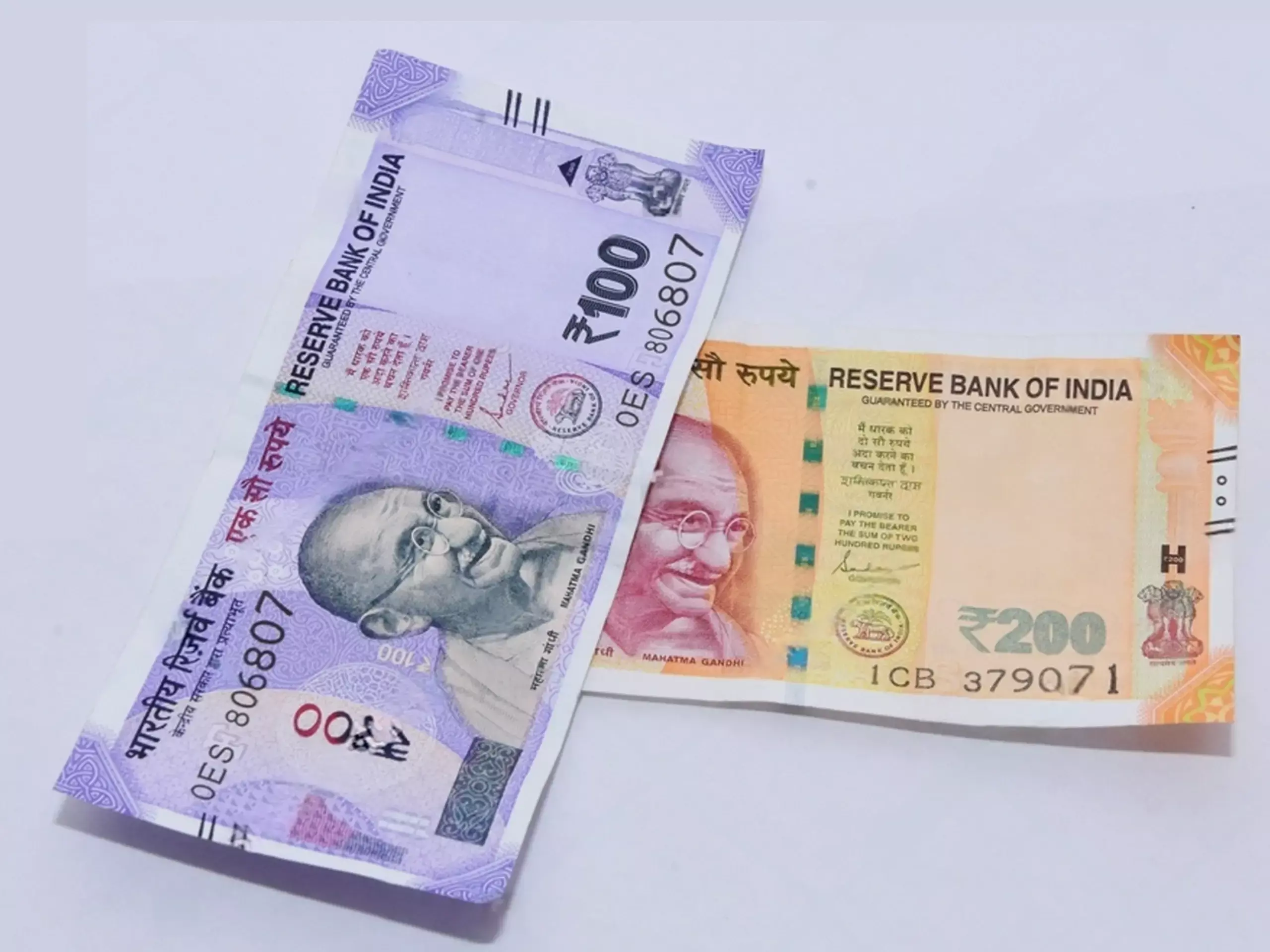 100 ,200 രൂപാ നോട്ടുകള്‍ ഇനി എല്ലാ എ.ടി.എമ്മിലും; നോട്ടുകള്‍ മെഷീനില്‍ നിറയ്ക്കാന്‍ ആര്‍ബിഐ നിര്‍ദ്ദേശം