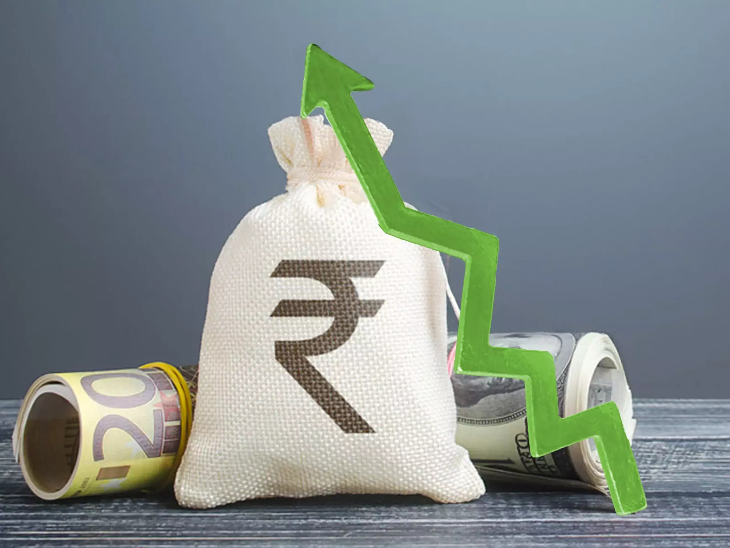 രൂപക്ക് 22 പൈസയുടെ നേട്ടം; വിപണി ഇടിവില്‍