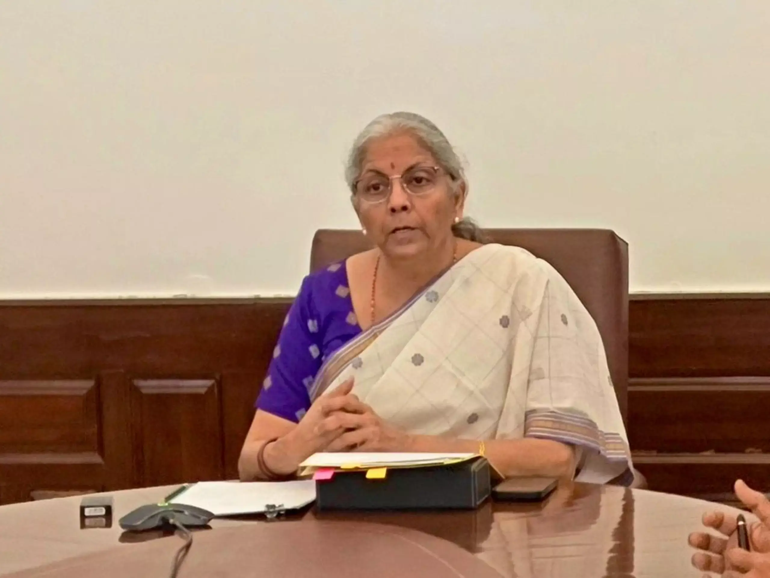 ബാങ്കുകള് പൂര്ണ ജാഗ്രത പാലിക്കണമെന്ന് ധനമന്ത്രി ബാങ്കുകള് പൂര്ണ ജാഗ്രത പാലിക്കണമെന്ന് ധനമന്ത്രി