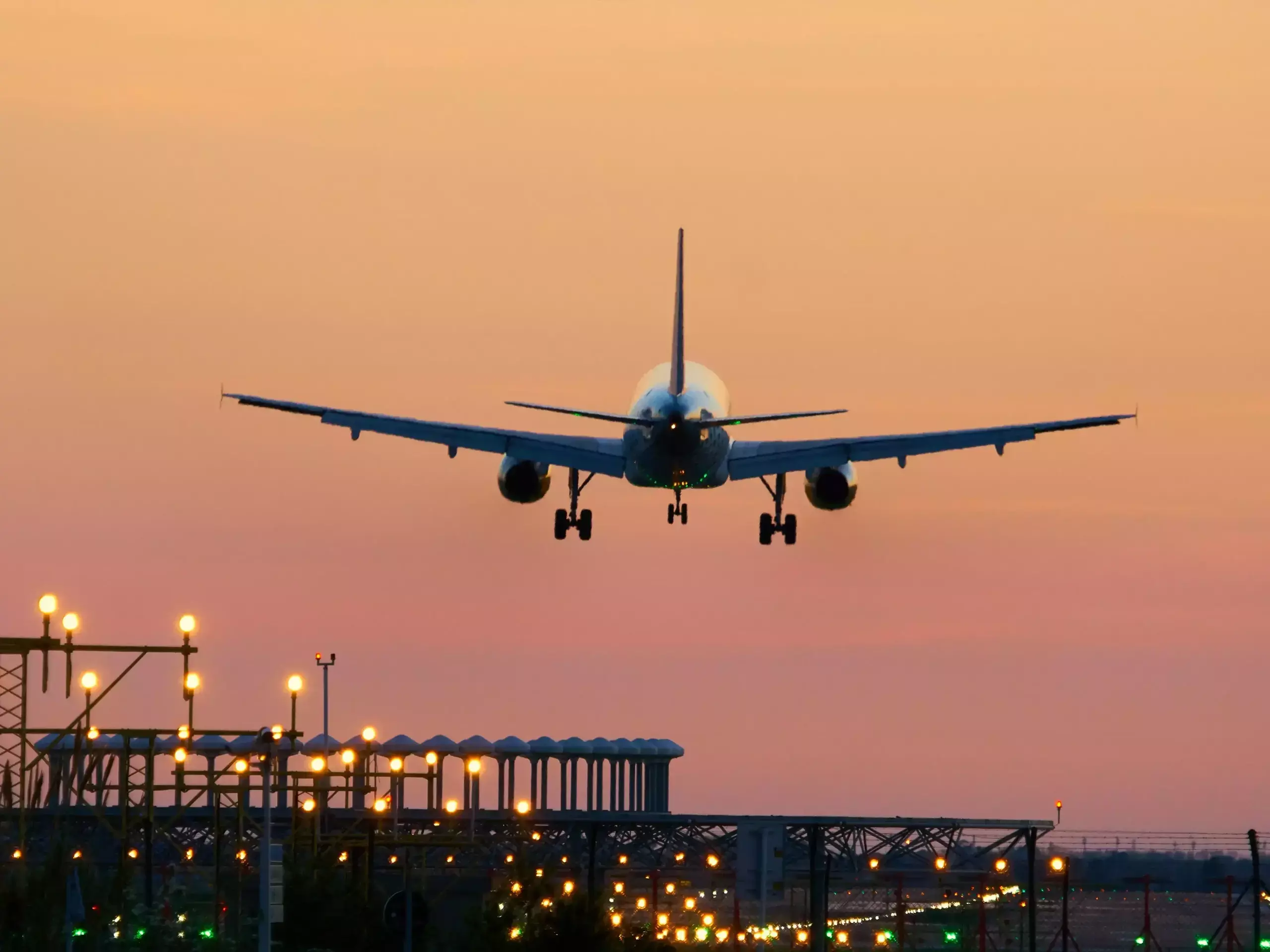 ഇന്ത്യാ-പാക് സംഘര്‍ഷം: അടച്ചിട്ട   വിമാനത്താവളങ്ങള്‍ വീണ്ടും തുറന്നു