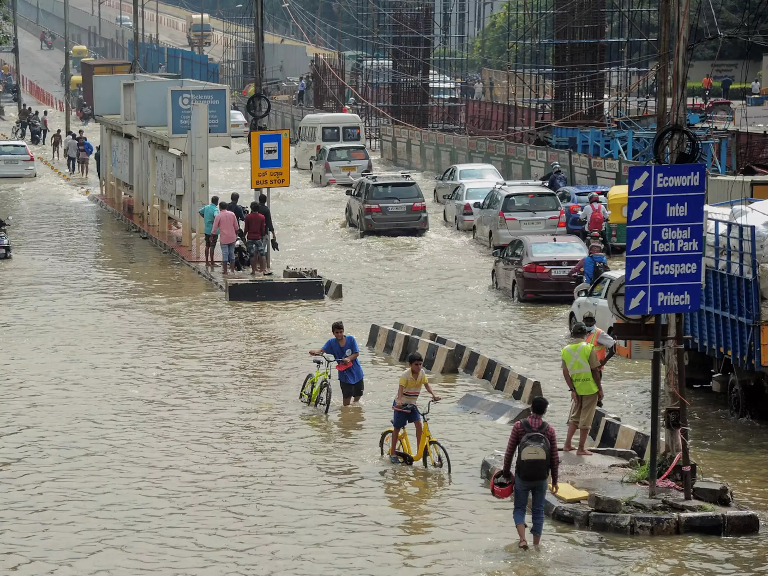 ബെംഗളൂരുവില്‍ കനത്ത മഴ തുടരുന്നു;   ടെക് കമ്പനികള്‍ വര്‍ക്ക് ഫ്രം ഹോമിലേക്ക്