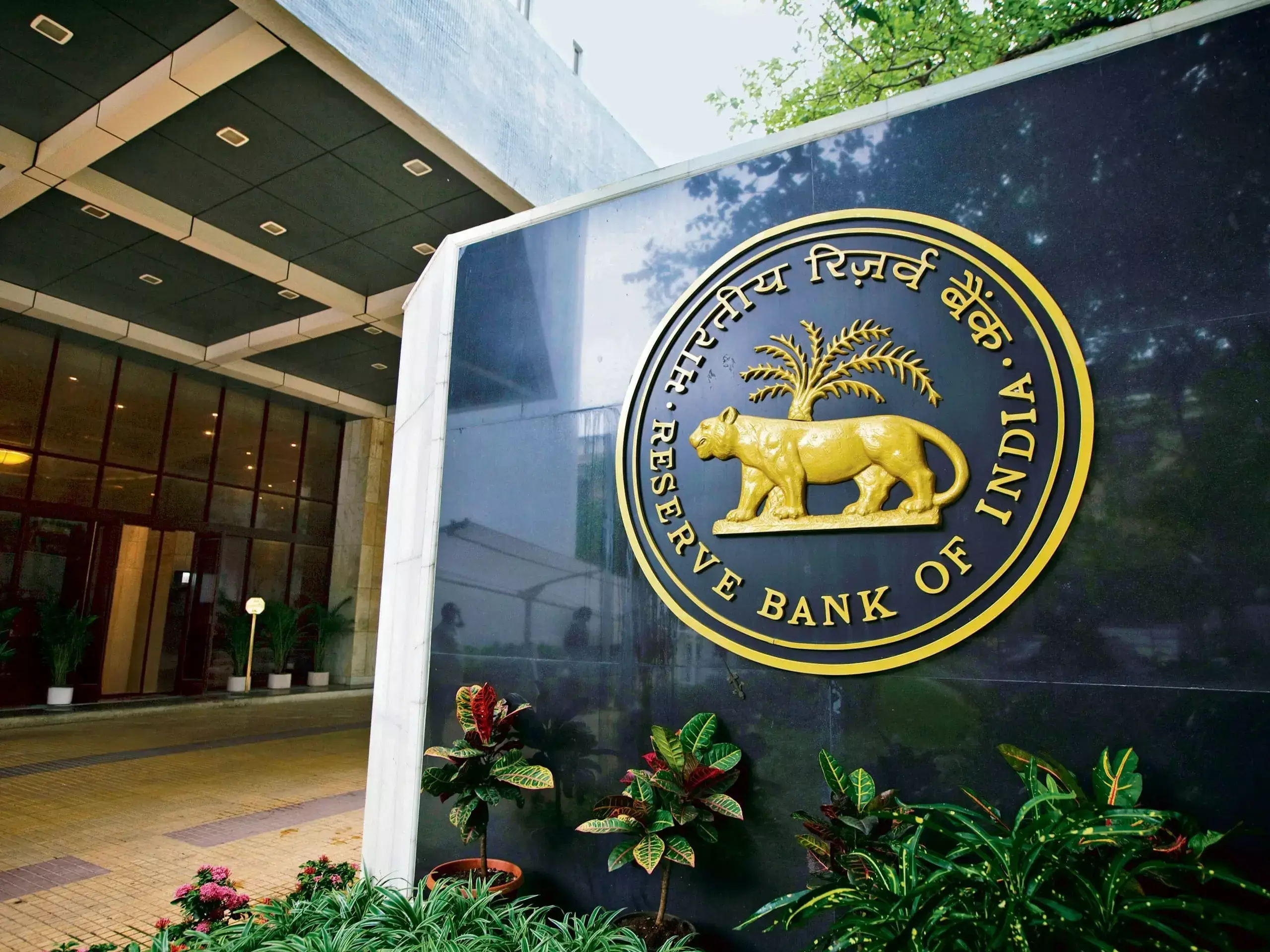 ബാങ്കുകളുടെ ഇന്ഷുറന്സ് വില്പ്പന; കര്ശന നിയന്ത്രണത്തിന് ആര്ബിഐ ബാങ്കുകളുടെ ഇന്ഷുറന്സ് വില്പ്പന; കര്ശന നിയന്ത്രണത്തിന് ആര്ബിഐ