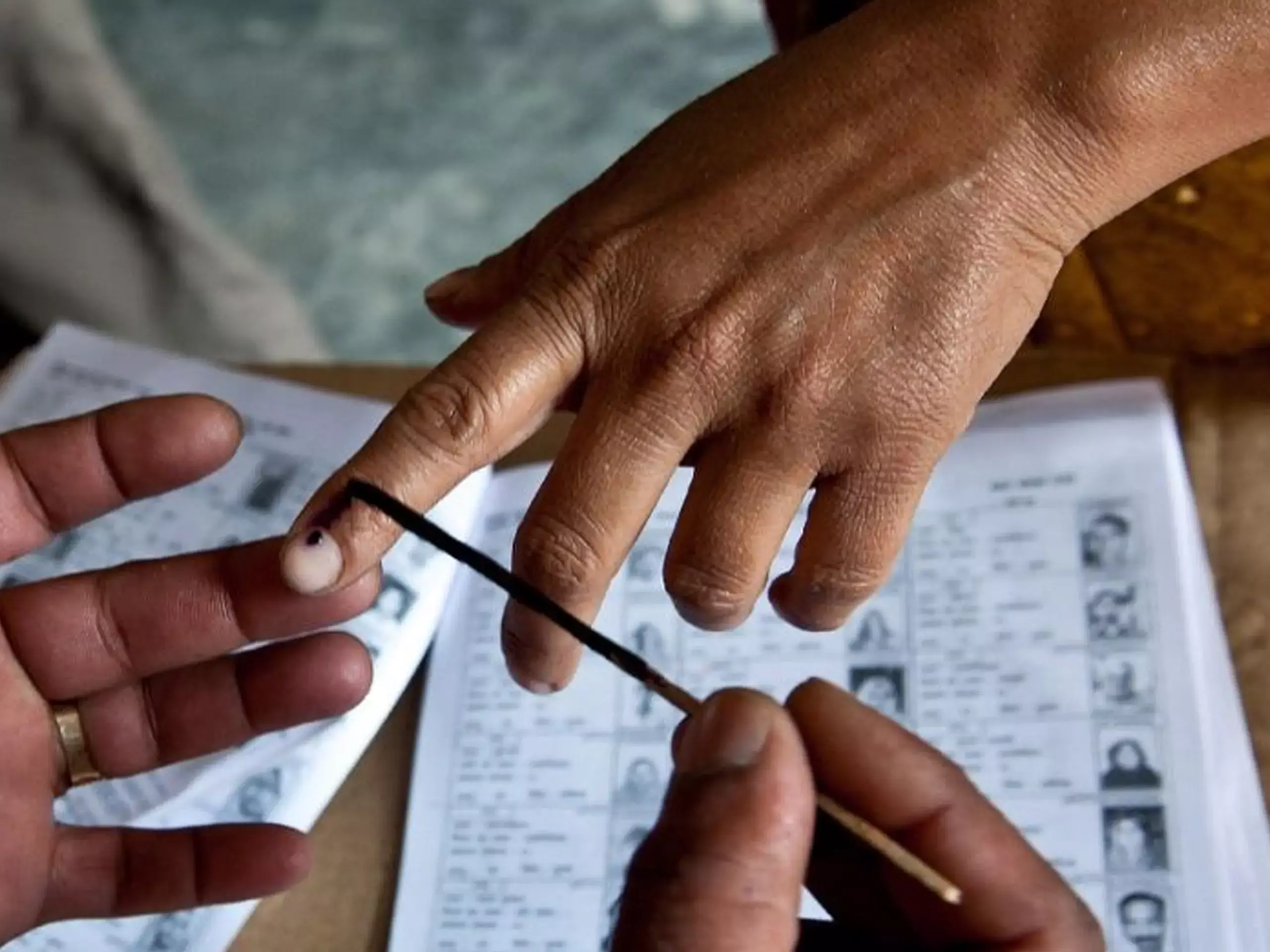 പോളിങ് സ്‌റ്റേഷനില്‍ മൊബൈല്‍ ഫോണിന് വിലക്ക്