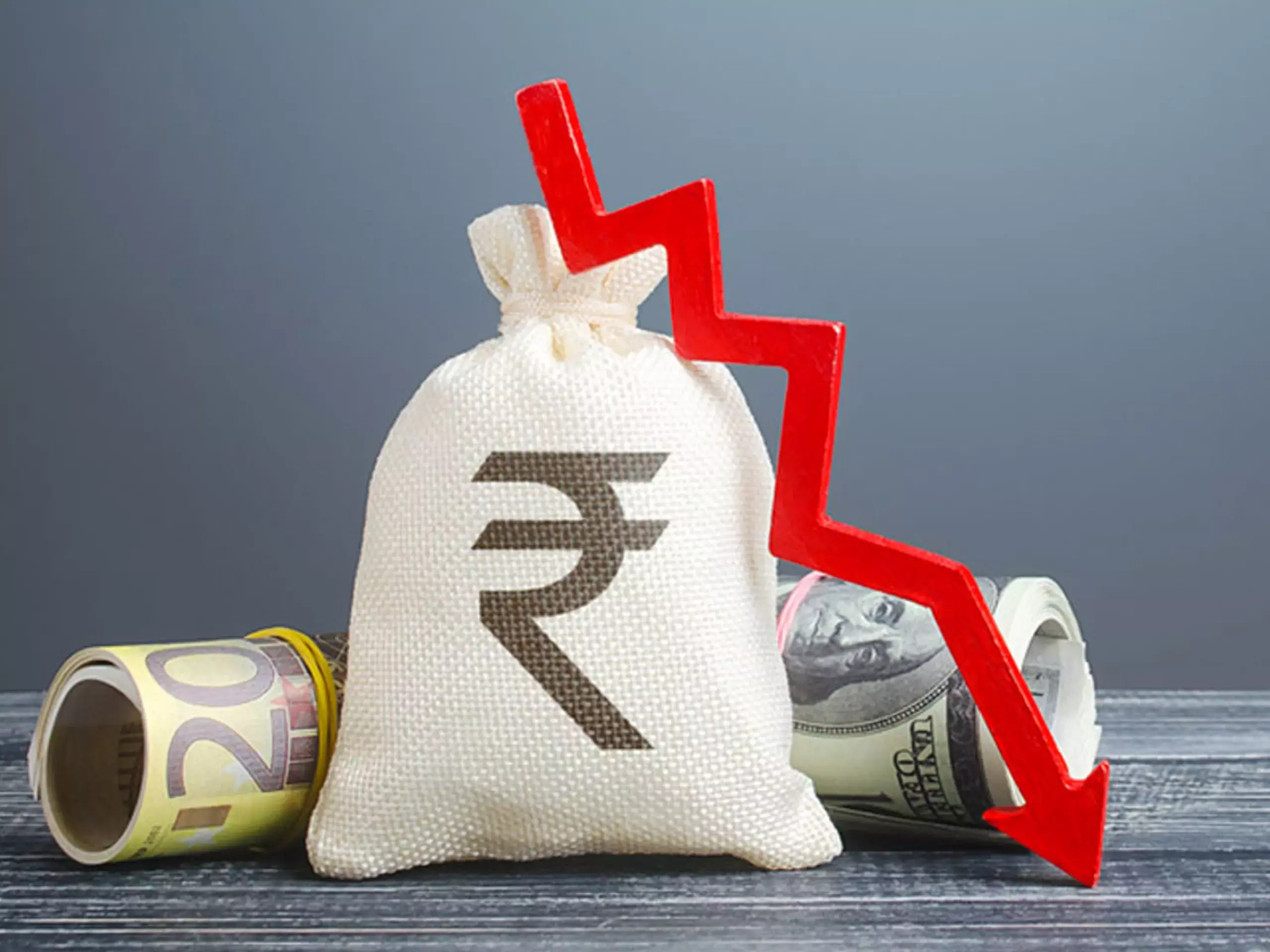 രൂപയുടെ മൂല്യം 26 പൈസ ഇടിഞ്ഞു; വിപണി നേട്ടത്തിൽ