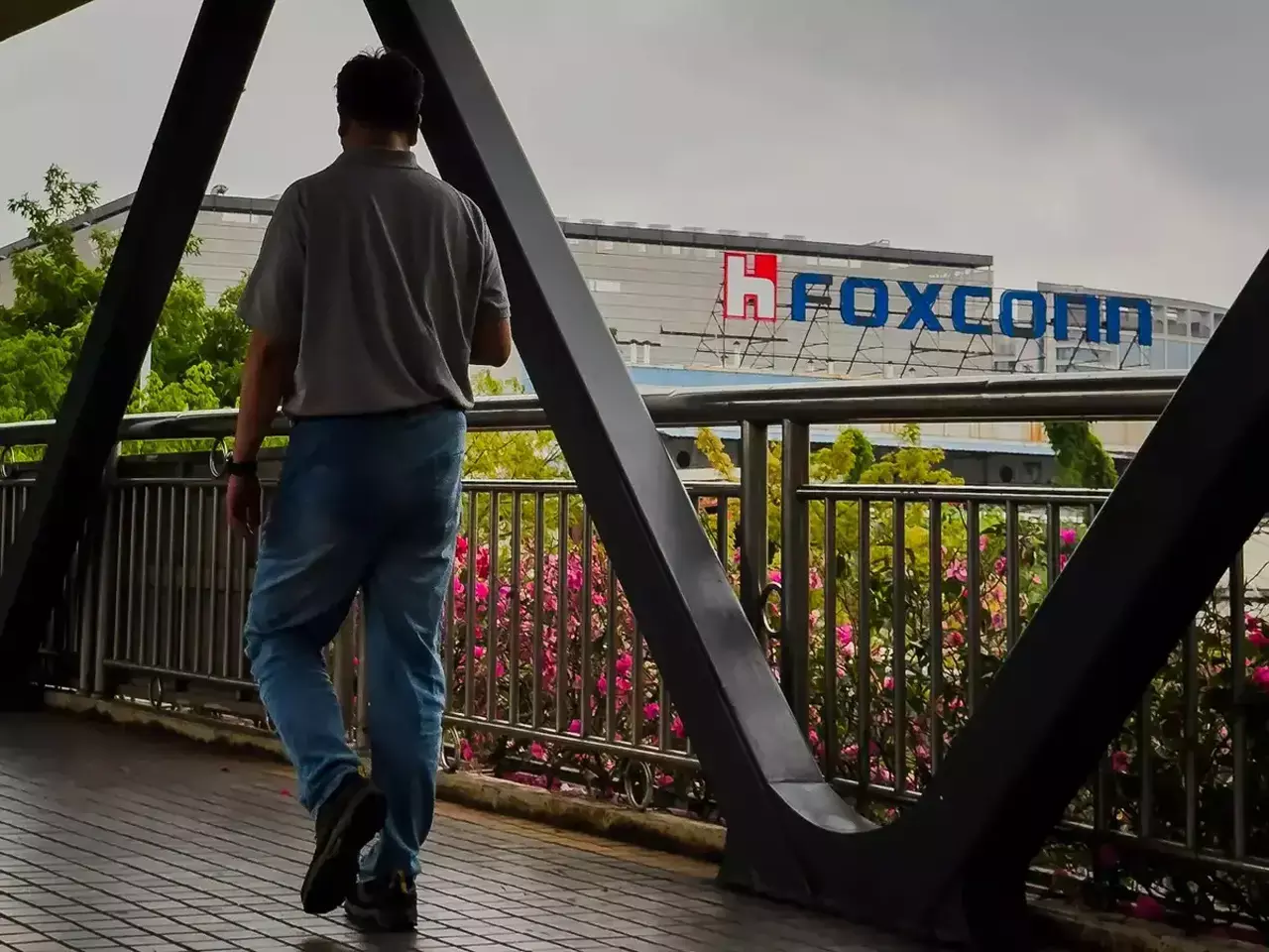 foxconn recalls chinese engineers again