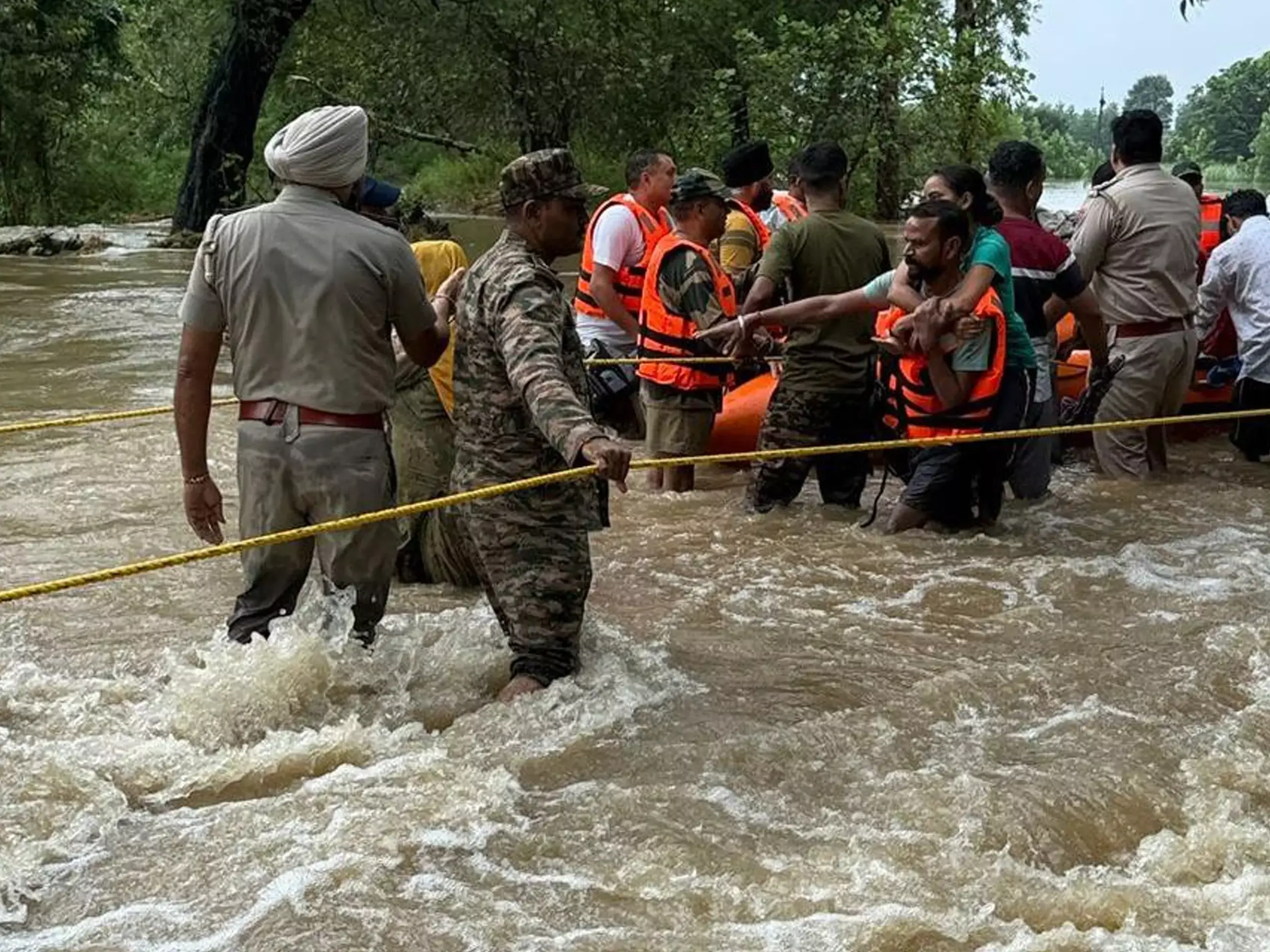 കനത്ത മഴ: കശ്മീരില് ഇന്ട്രാ സര്ക്കിള് റോമിംഗ് സൗകര്യം സജീവമാക്കും കനത്ത മഴ: കശ്മീരില് ഇന്ട്രാ സര്ക്കിള് റോമിംഗ് സൗകര്യം സജീവമാക്കും