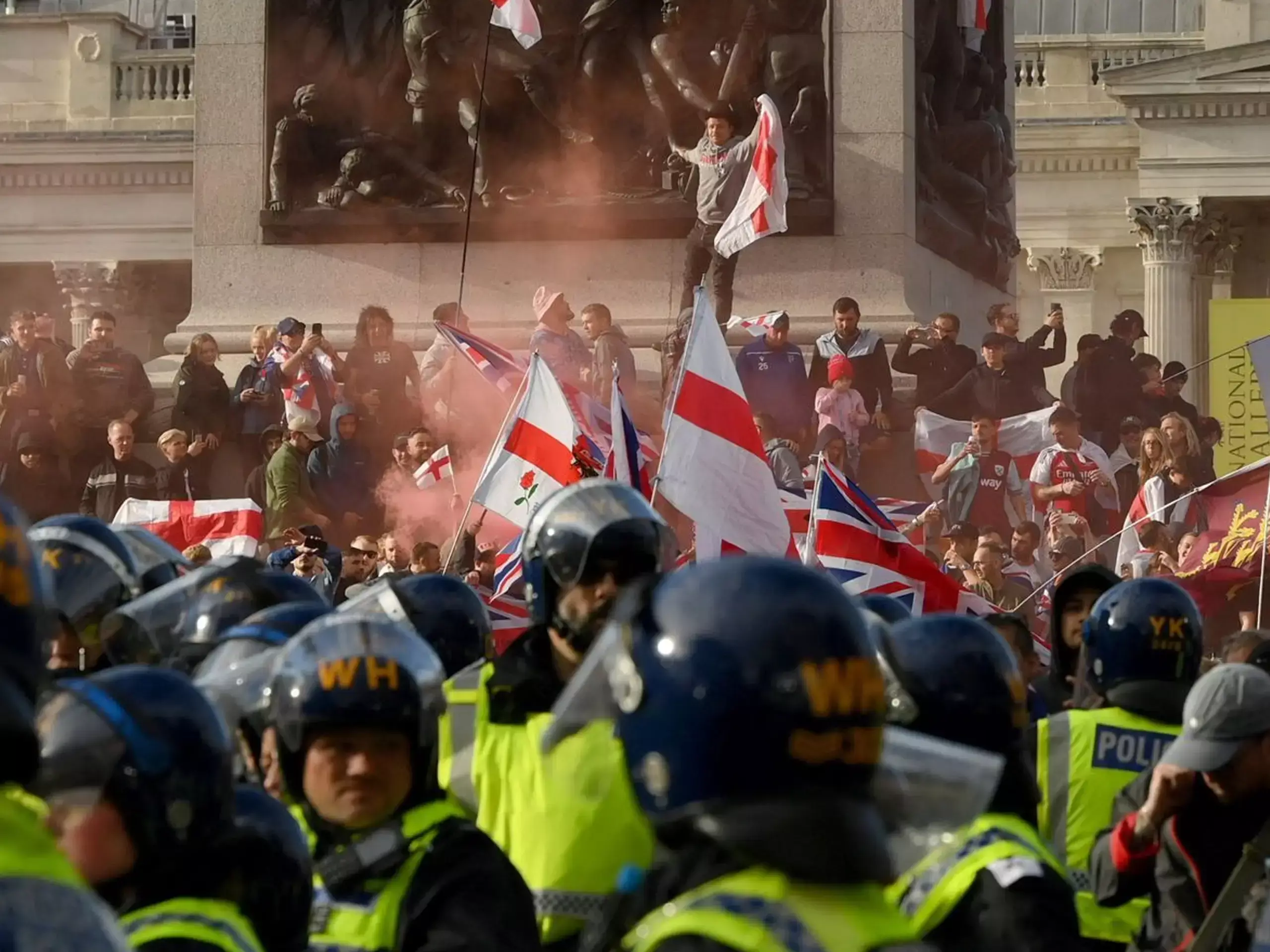 ലണ്ടനില്‍ കുടിയേറ്റ വിരുദ്ധ റാലി അക്രമാസക്തമായി