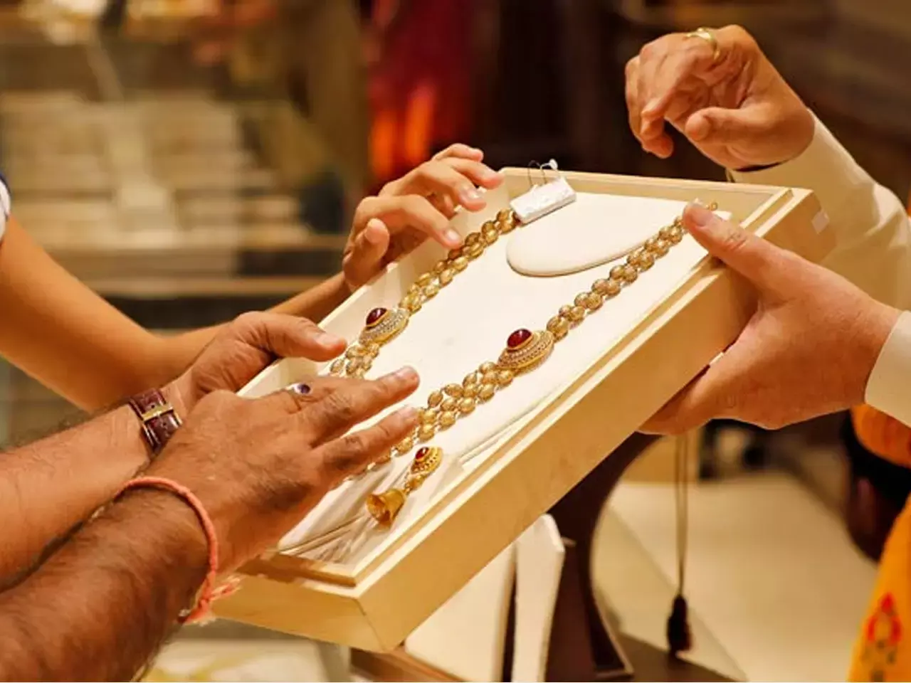 gold prices fluctuate for the third time
