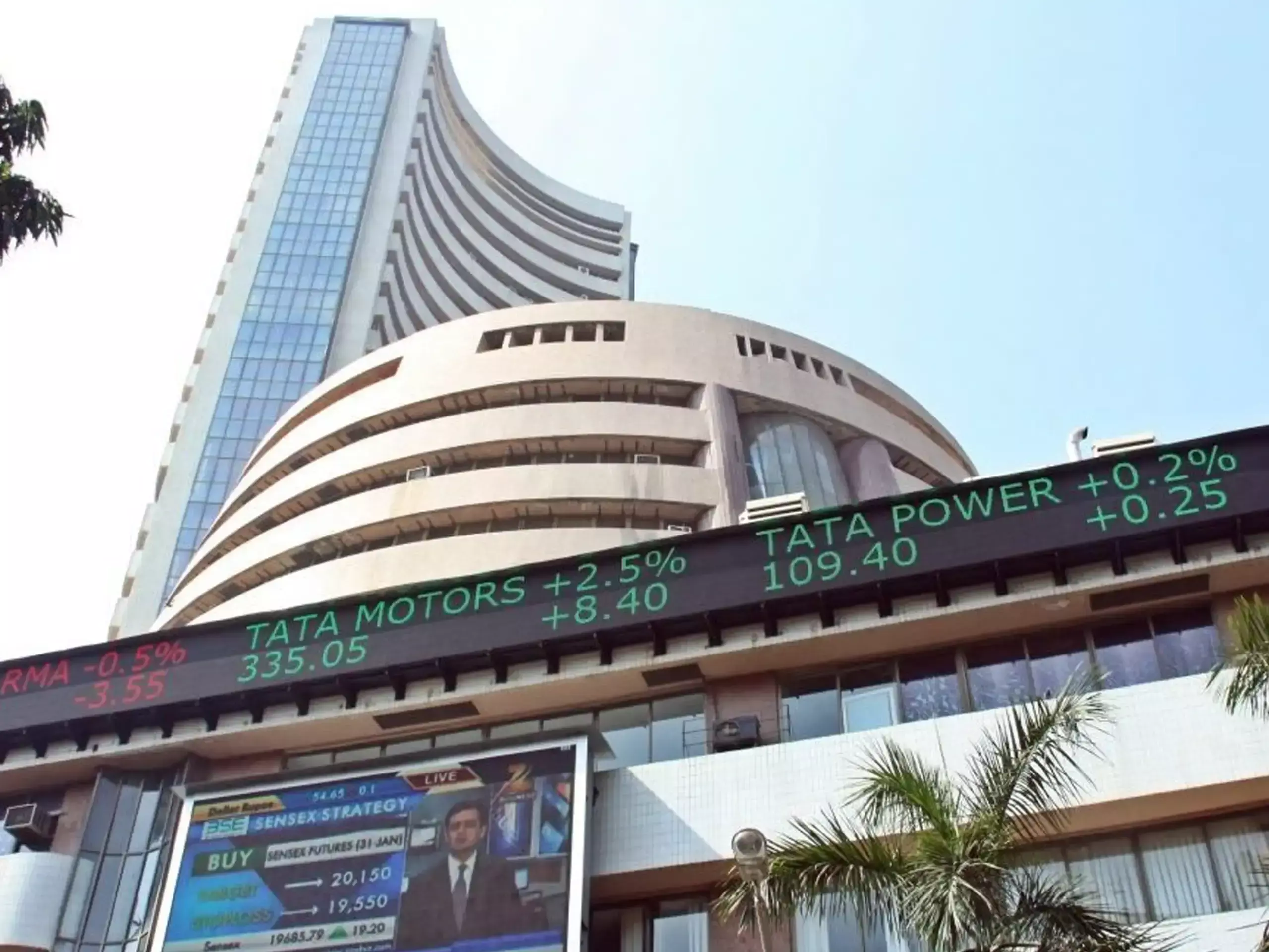 പലിശ കുറച്ച് ആർബിഐ: സെൻസെക്സും നിഫ്റ്റിയും കുതിച്ചുയർന്നു പലിശ കുറച്ച് ആർബിഐ: സെൻസെക്സും നിഫ്റ്റിയും കുതിച്ചുയർന്നു