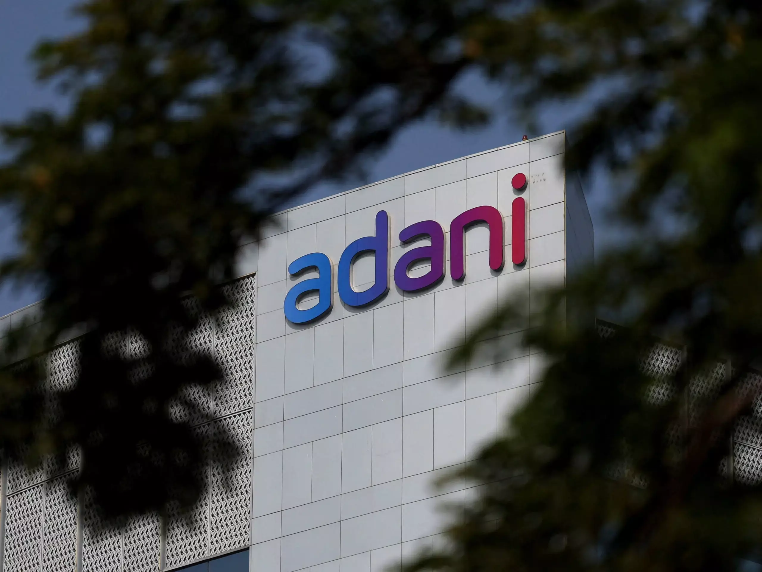 അദാനി ഗ്രൂപ്പിലെ വന്‍ നിക്ഷേപങ്ങള്‍  എല്‍ഐസിയില്‍ നിന്നല്ല, യുഎസില്‍ നിന്ന്